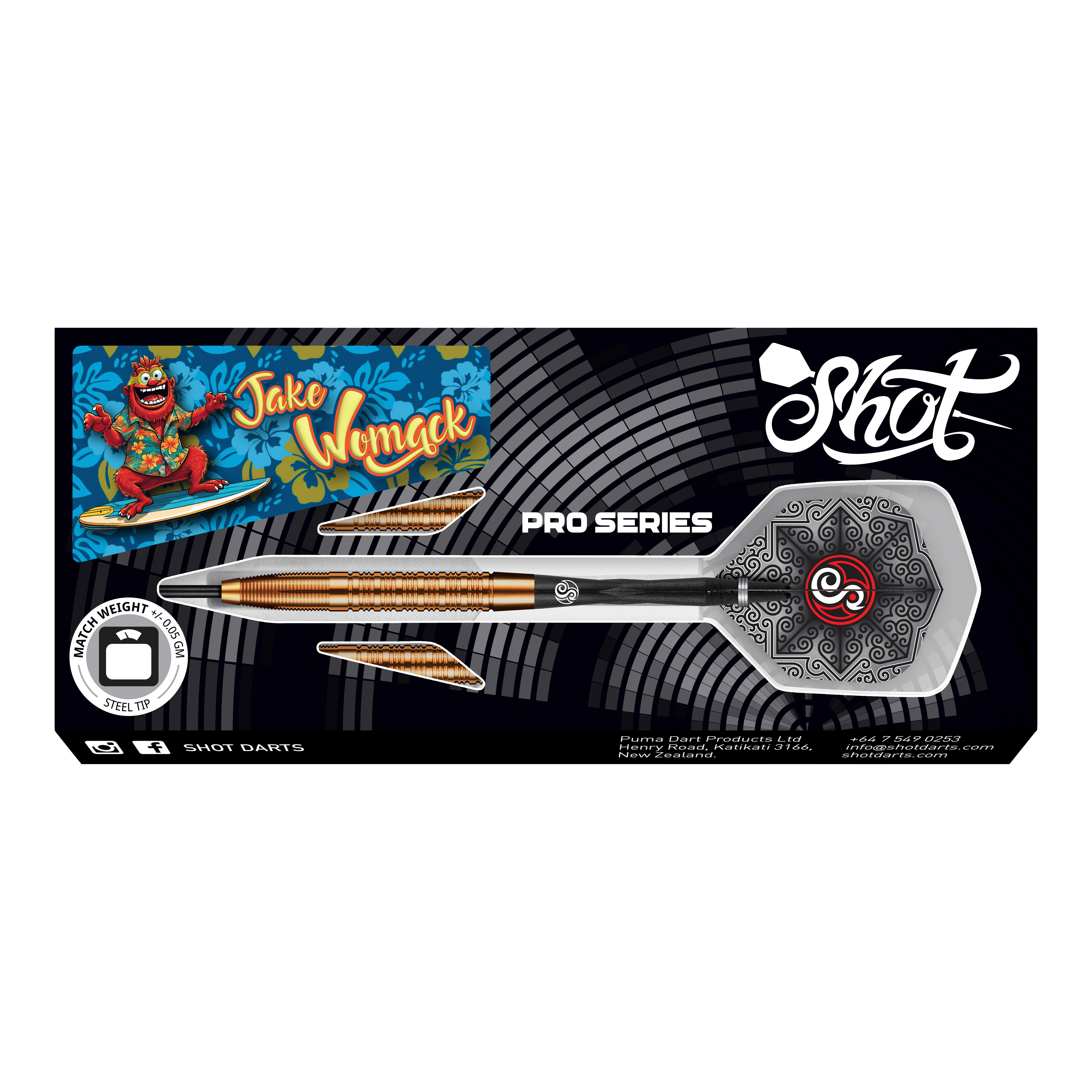 Dardos de acero Jake Womack de la serie Shot Pro, 23 g Das Bild zeigt die "Shot Pro Series Jake Womack Steeldarts - 23g" in ihrer Verpackung. Die Darts haben ein auffälliges Design und sind mit einem Comic-Surfer-Motiv verziert.