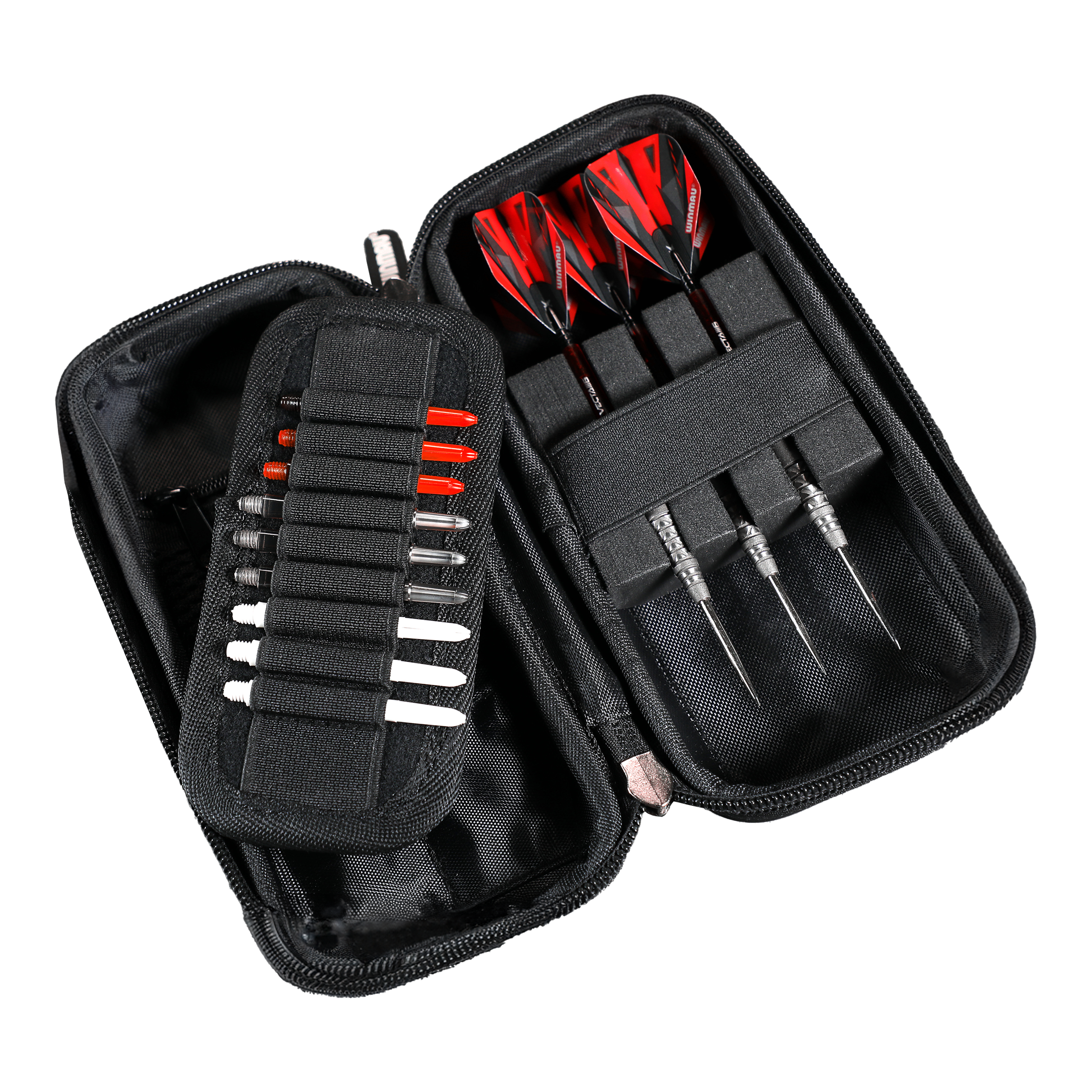 Peněženka Winmau Armor G1 Dart Das Bild zeigt ein offenes Dart-Etui mit drei zusammengebauten Darts und mehreren Ersatzteilen. Die Darts haben rote und schwarze Flights und das Etui ist schwarz.