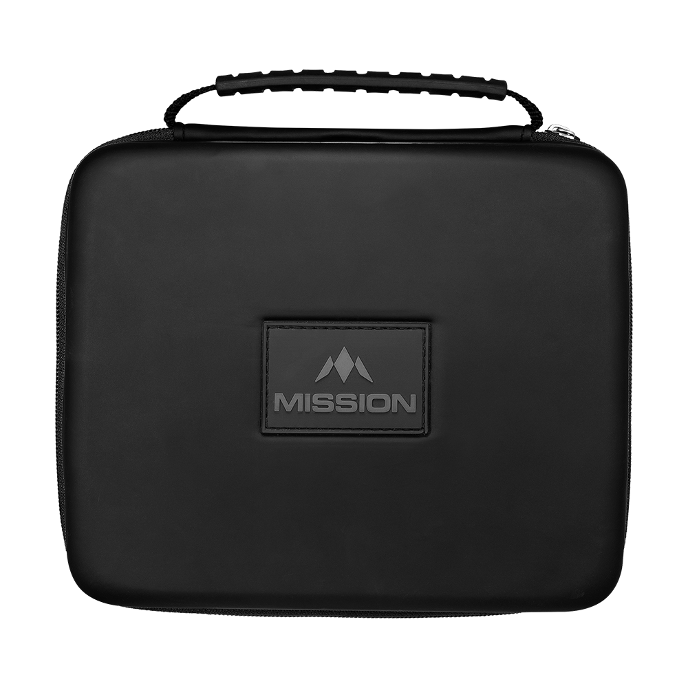 Mission Luxor Dart-Wallet Das Bild zeigt ein schwarzes Dart-Wallet, geöffnet, mit Fächern für Zubehör. Dieses Modell ist als Mission Luxor bekannt.