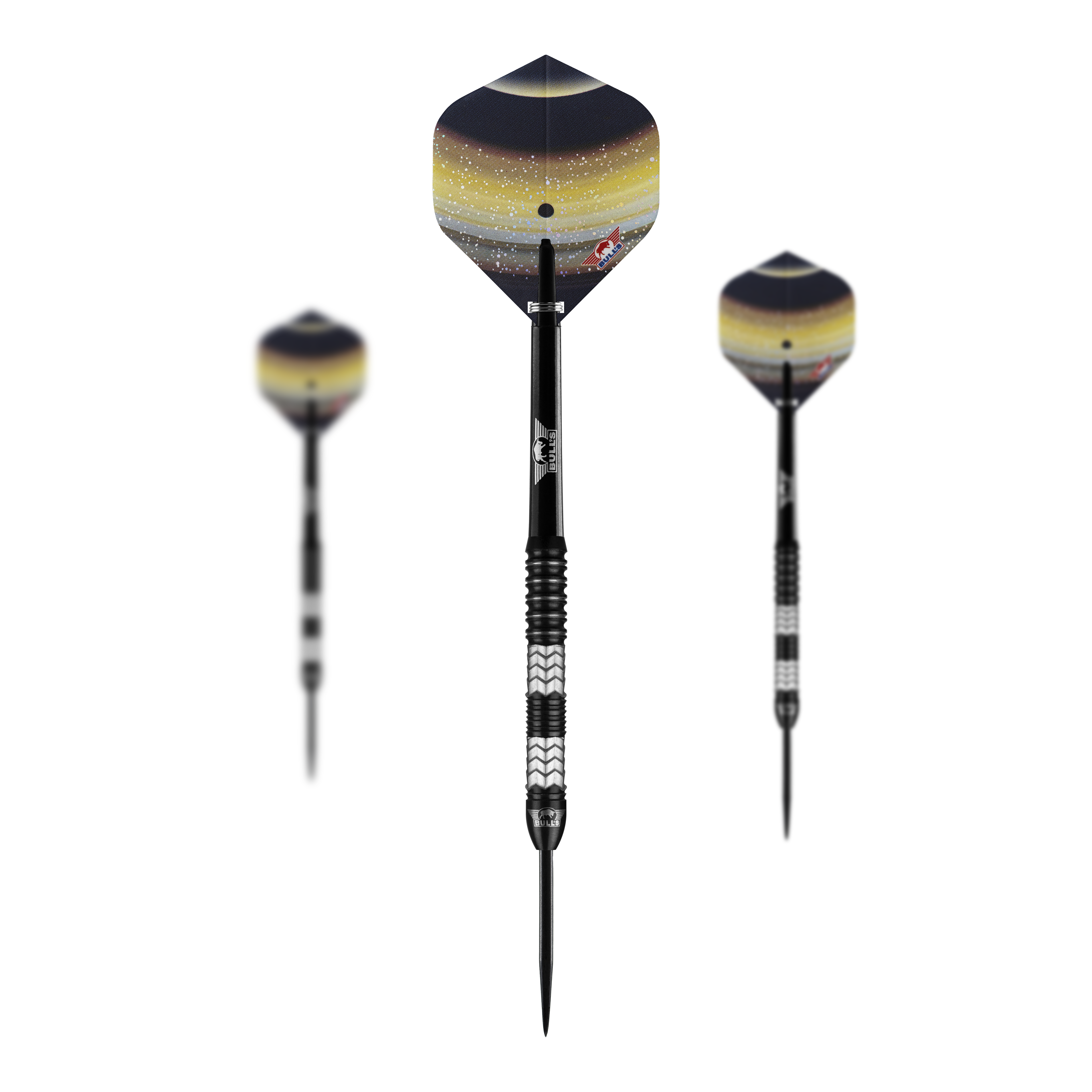 Dardos de acero Bulls NL Luna Triton Das Bild zeigt drei Steeldarts des Modells "Bulls NL Luna Triton". Die Darts haben schwarze Spitzen, einen geriffelten Griff und Flights mit einem gelb-schwarzen Weltraumdesign.