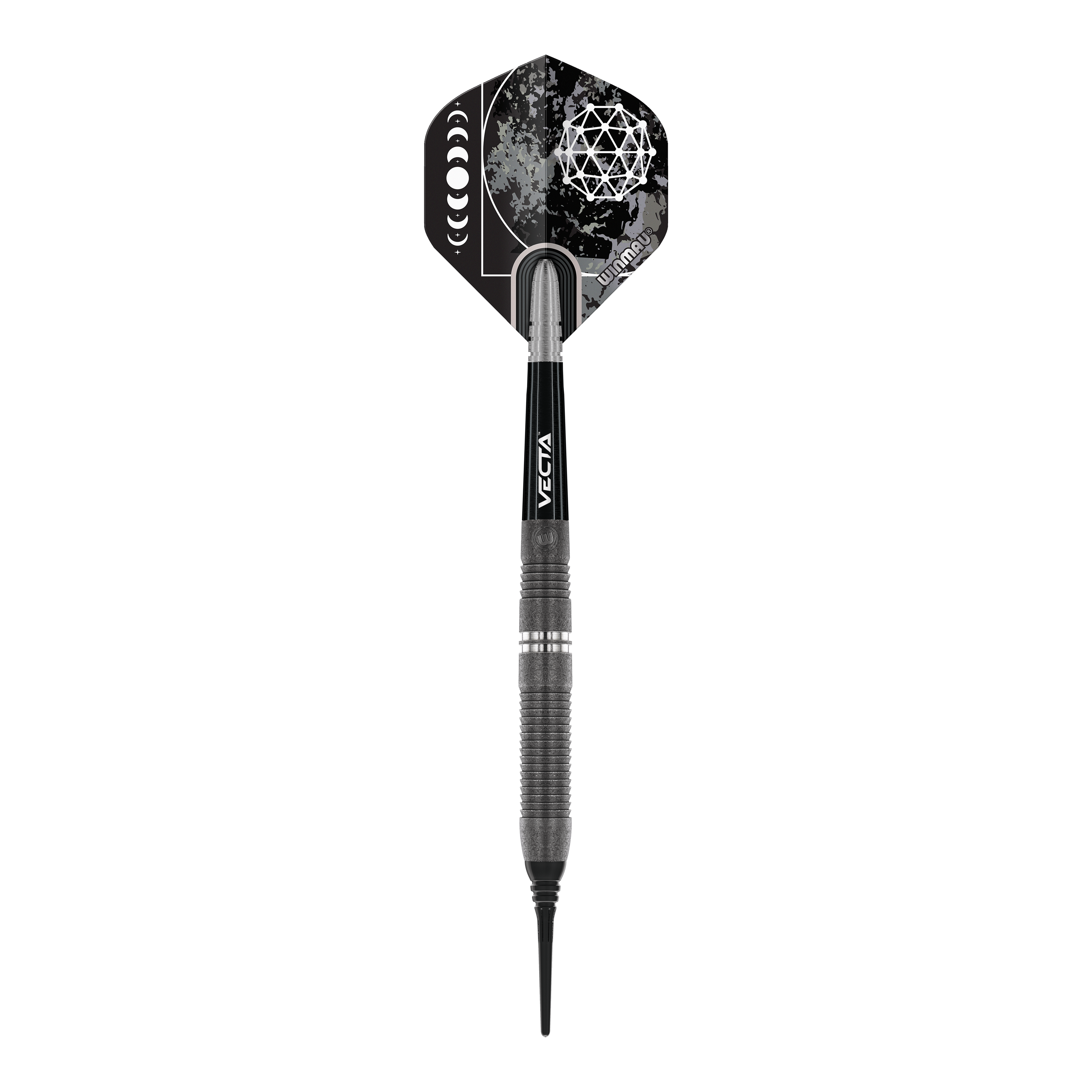 Měkké šipky Winmau Callisto 03 - 20g Das Bild zeigt einen Winmau Callisto 03 Softdart mit einem Gewicht von 20 Gramm. Der Dart ist schwarz und silber und hat eine auffällige Flight-Grafik mit geometrischem Muster.