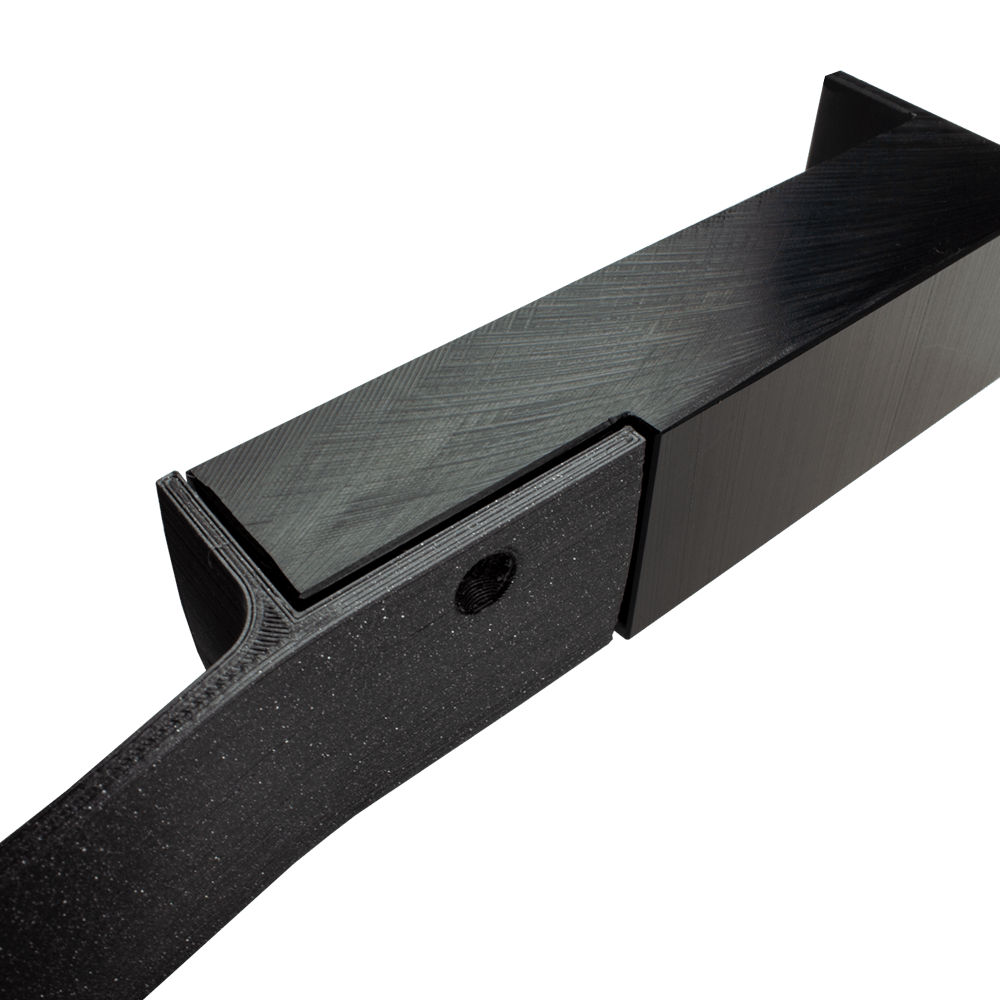 MC_Scolia_Abstandshalter_zur_Wandmontage_4 Das Bild zeigt einen schwarzen Abstandshalter zur Wandmontage, der für das Scolia Home 1 System verwendet wird. Das Produkt besteht aus stabilem Material und hat eine rechteckige Form mit einer Befestigungsöffnung.