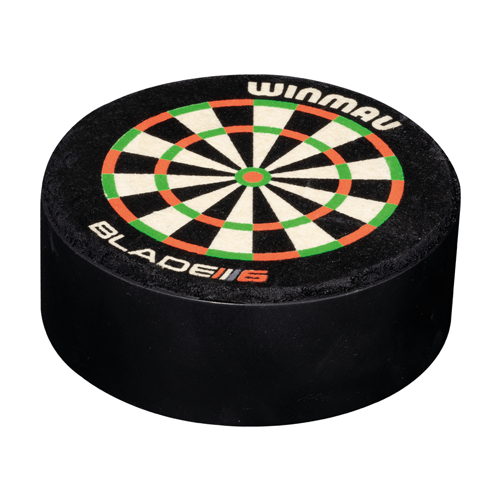 8413_Winmau_Dart_Dock_Blade_6_Dartst-nder_2 Das Bild zeigt den Winmau Dart Dock Blade 6 Dartständer. Oben auf dem runden, schwarzen Ständer ist ein Dartboard-Muster mit der Aufschrift "WINMAU BLADE 6" zu sehen.