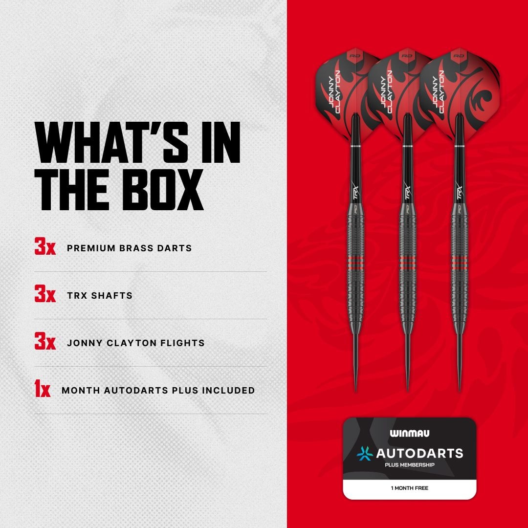 Abgebildet sind die Red Dragon Jonny Clayton Core Brass Steeldarts - 21g. Die Darts liegen in einer Reihe und ihre Spitzen sind gut sichtbar.