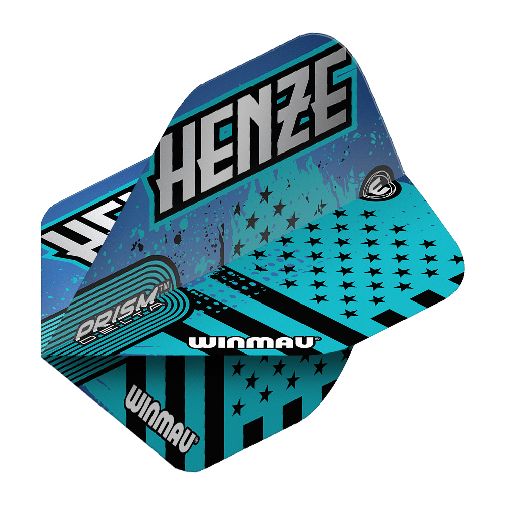 Voli standard Winmau Prism Delta Rick Henze Das Bild zeigt die Winmau Prism Delta Rick Henze Standard Flights in einem auffälligen blauen Design mit schwarzen Sternen und Streifen. Auf den Flights steht der Name "Henze" und das Winmau-Logo ist deutlich sichtbar.