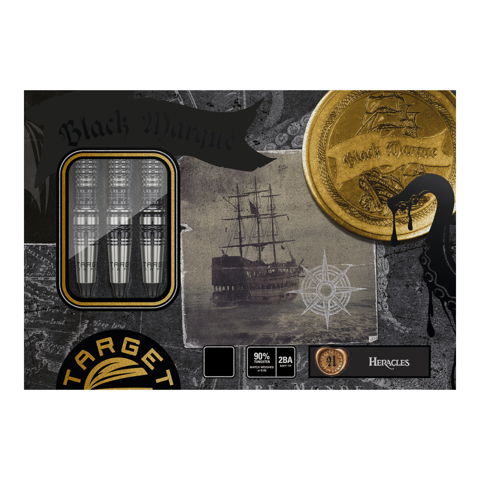 Měkké šipky Target Japan Black Marque Heracles - 18g Das Bild zeigt die Verpackung der Target Japan Black Marque Heracles Softdarts - 18g. Auf der Verpackung sind drei Darts, ein altes Schiff, eine goldene Münze und maritime Motive abgebildet.