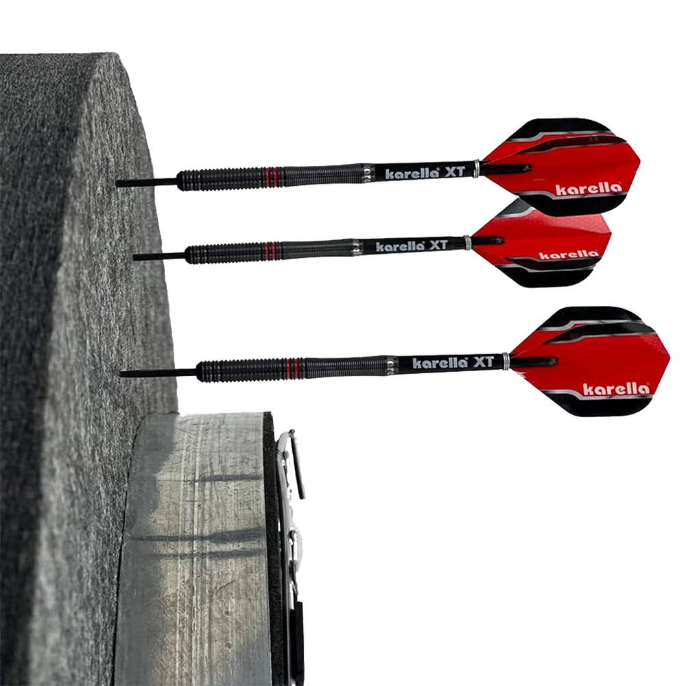 Karella izolacja akustyczna do tarcz do darta ze stali z wbudowanym pierścieniem otaczającym Das Bild zeigt einen Schallschutzring von Karella für Steeldartboards mit integriertem Auffangring. Drei Pfeile stecken in dem Dartboard mit dem Surround-Ring.