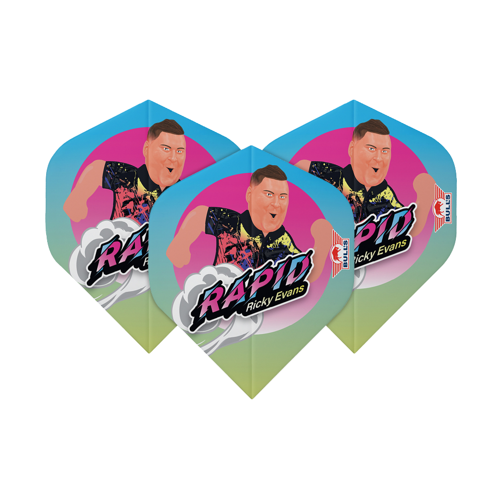 Bulls NL Player 100 Ricky Evans Cartoon No2 Standardní lety Das Bild zeigt drei Dart-Flights mit einem bunten Cartoon-Bild von Ricky Evans und dem Schriftzug "Rapid Ricky Evans". Die Flights haben einen blauen, pinken und gelben Farbverlauf und das Bulls-Logo an der Seite.