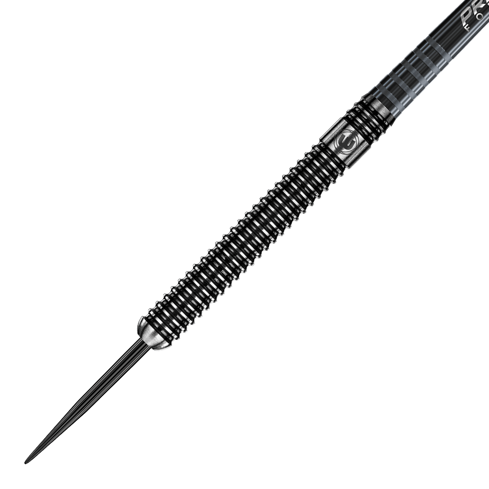 1083-24-Winmau-Blackout-Variante-1-Tungsten-Steeldarts-2 Auf dem Bild ist ein schwarzer Steeldartpfeil mit gerilltem Griff zu sehen. Die Dartspitze ist spitz und aus Metall gefertigt.