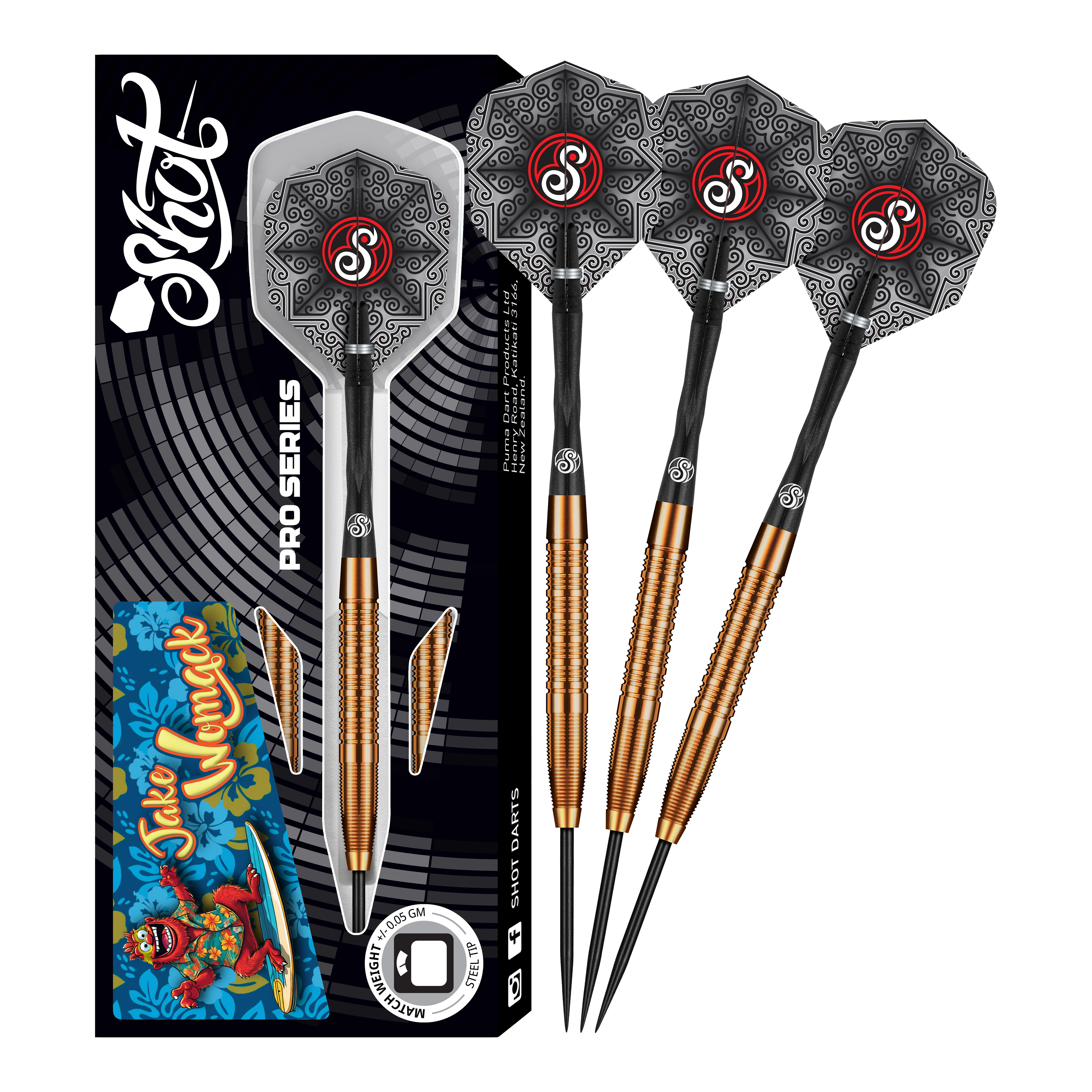 Das Bild zeigt das Produkt "Shot Pro Series Jake Womack Steeldarts - 23g". Drei Steeldarts mit schwarz-goldenem Griff und verzierten Flights sind neben der Verpackung zu sehen.