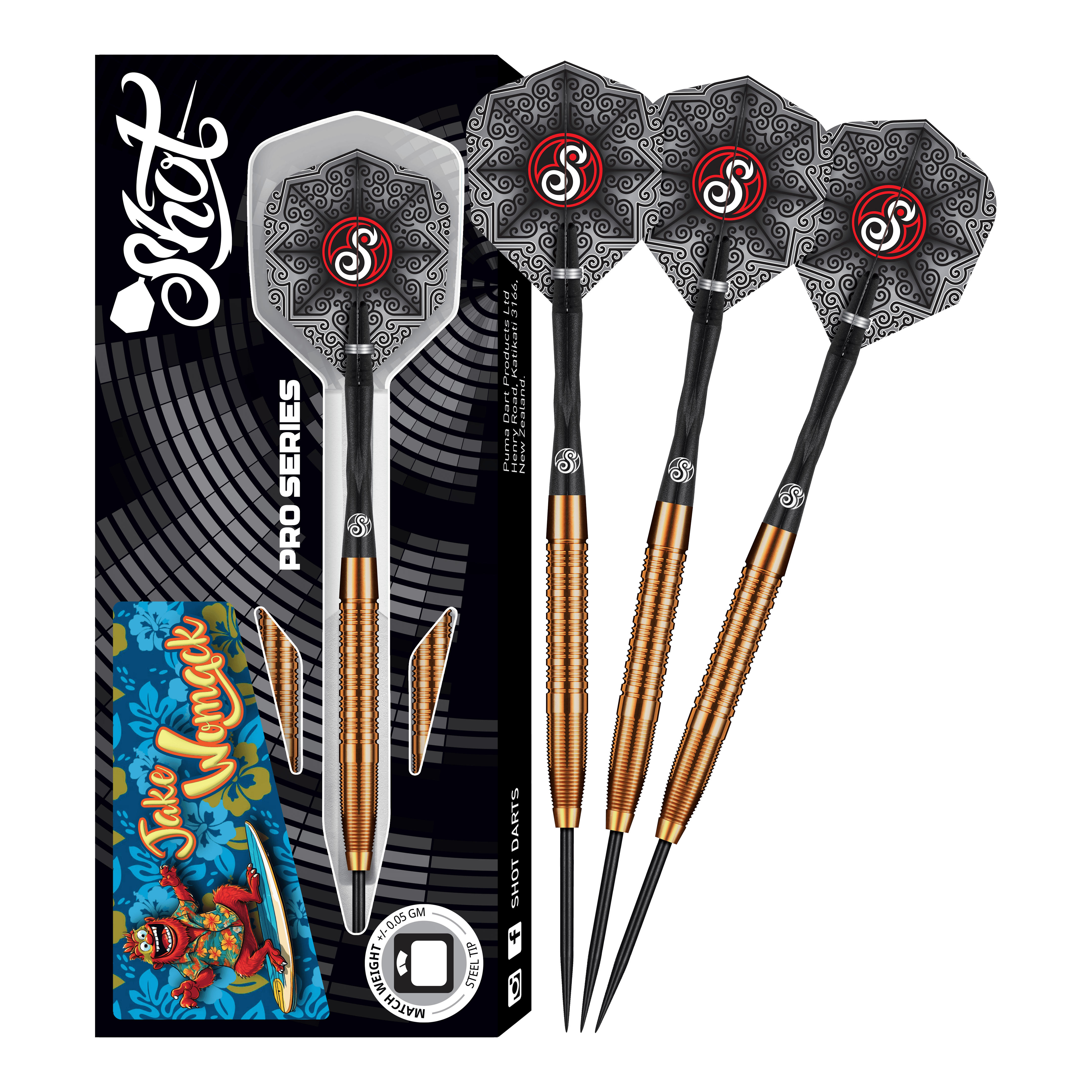 Dardos de acero Jake Womack de la serie Shot Pro, 23 g Das Bild zeigt das Produkt "Shot Pro Series Jake Womack Steeldarts - 23g". Drei Steeldarts mit schwarz-goldenem Griff und verzierten Flights sind neben der Verpackung zu sehen.