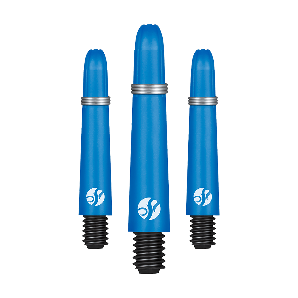 Aste Shot Koi Carbon - Blu Auf dem Bild sind drei blaue Dartschäfte mit silbernem Ring und schwarzem Schraubgewinde zu sehen. Sie stehen nebeneinander und haben das gleiche Logo aufgedruckt.