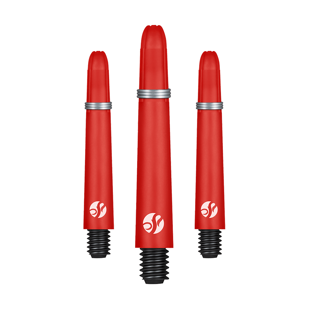 Shot Koi Carbon Shafts - Rosso Auf dem Bild sind drei rote Dartschäfte in unterschiedlichen Längen zu sehen. Sie haben silberne Ringe und ein weißes Logo am unteren Ende.