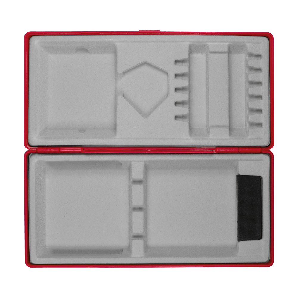 MD-ABS-Rot_W_Bedruckte_ABS_Box_Wunschtext_Rot_2 Das Bild zeigt eine geöffnete rote Kunststoffbox mit verschiedenen Fächern im Inneren. Die Fächer sind speziell geformt, um verschiedene Gegenstände sicher aufzubewahren.