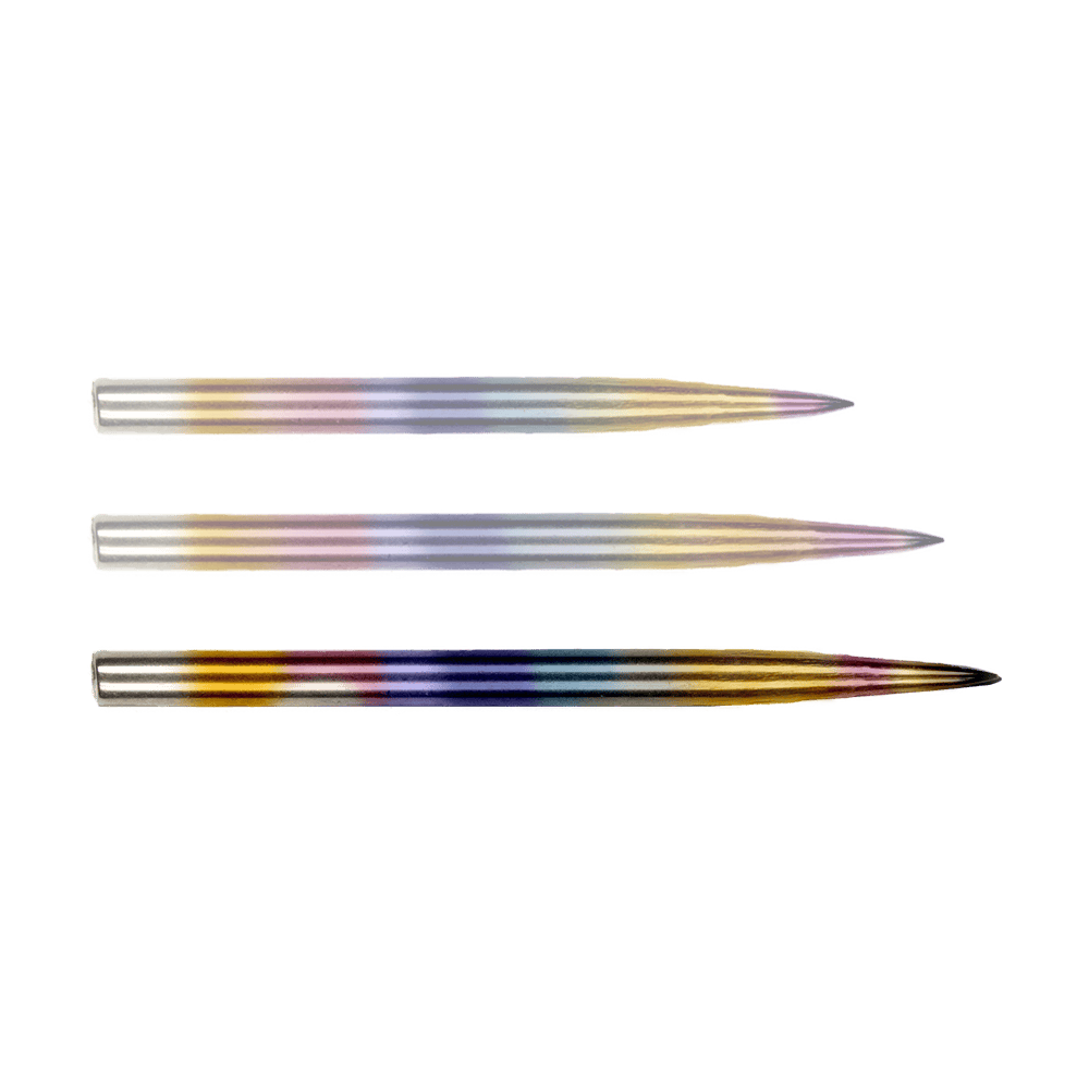 BU57615_BullsNL_Rainbow_Steeldartspitzen_38mm_109KUAxN1sdFPl Auf dem Bild sind drei Dartspitzen aus Stahl zu sehen. Sie haben eine schöne Regenbogenfärbung entlang der gesamten Länge.
