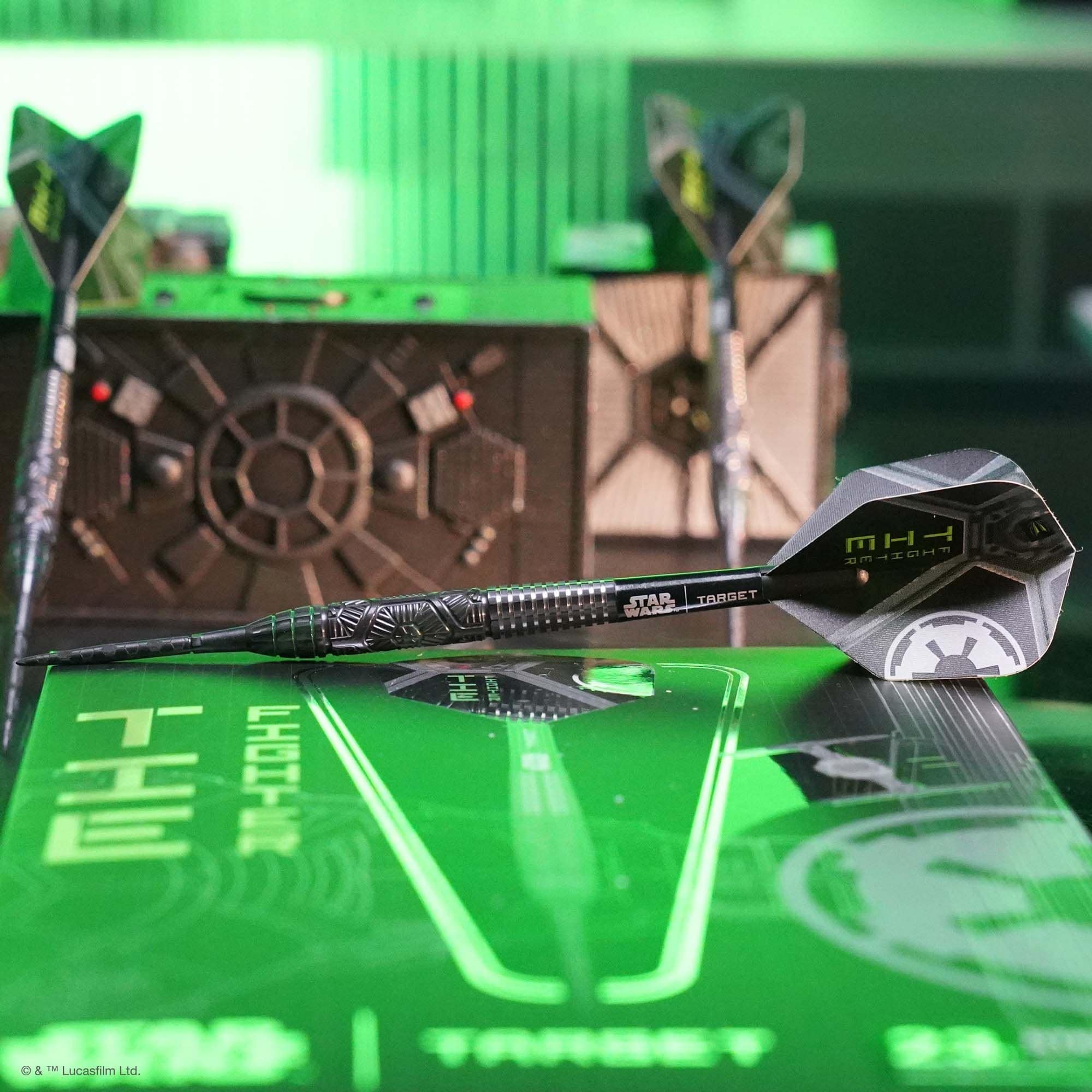 Dardos de acero Target Star Wars Tie Fighter Swiss Point Target Star Wars Tie Fighter Swiss Point Steeldarts wird abgebildet. Das Produkt ist eine spezielle Steeldart-Edition mit Star Wars Design.