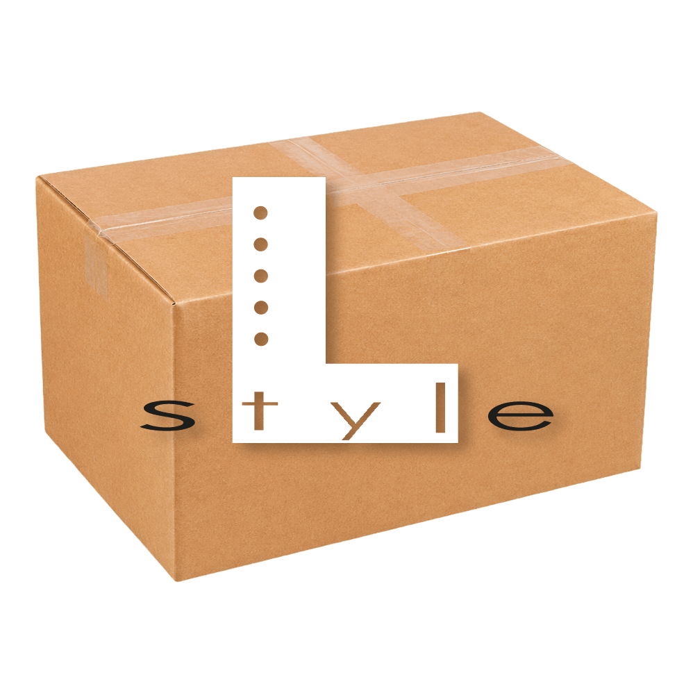 McDart Mystery Box – styl L Die Abbildung zeigt die McDart Mystery-Box - L-Style. Diese Box enthält verschiedene Überraschungsprodukte im Bereich L-Style für Dartspieler.