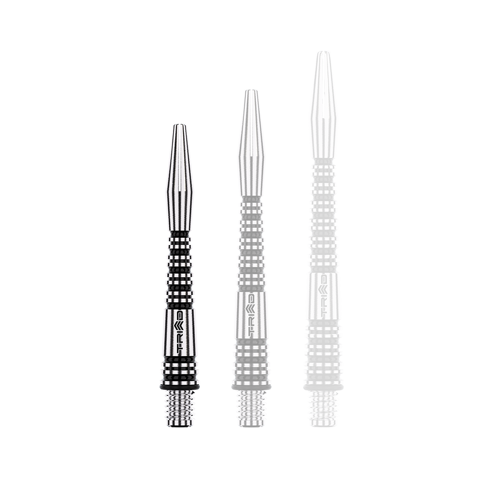 Winmau Triad RX Aluminium Shafts - Schwarz Auf dem Bild sind drei schwarze, geriffelte Aluminium-Dartschäfte in unterschiedlicher Länge zu sehen. Sie haben ein silbernes Muster und die Marke "Triad RX" ist darauf eingraviert.