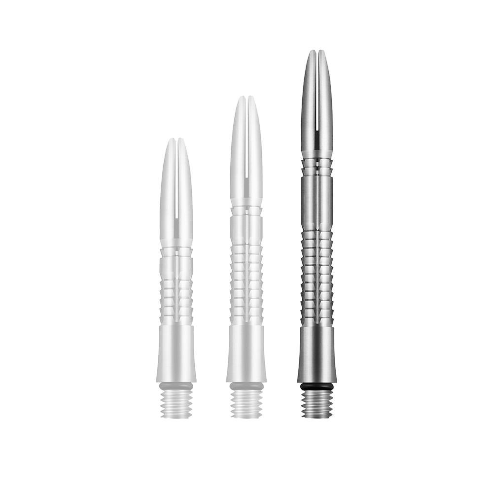 Tiges en titane Shot Mako Auf dem Bild sind drei silberne, metallische Dartschäfte in unterschiedlichen Längen zu sehen. Sie haben ein geriffeltes Design und sind aus Titan gefertigt.