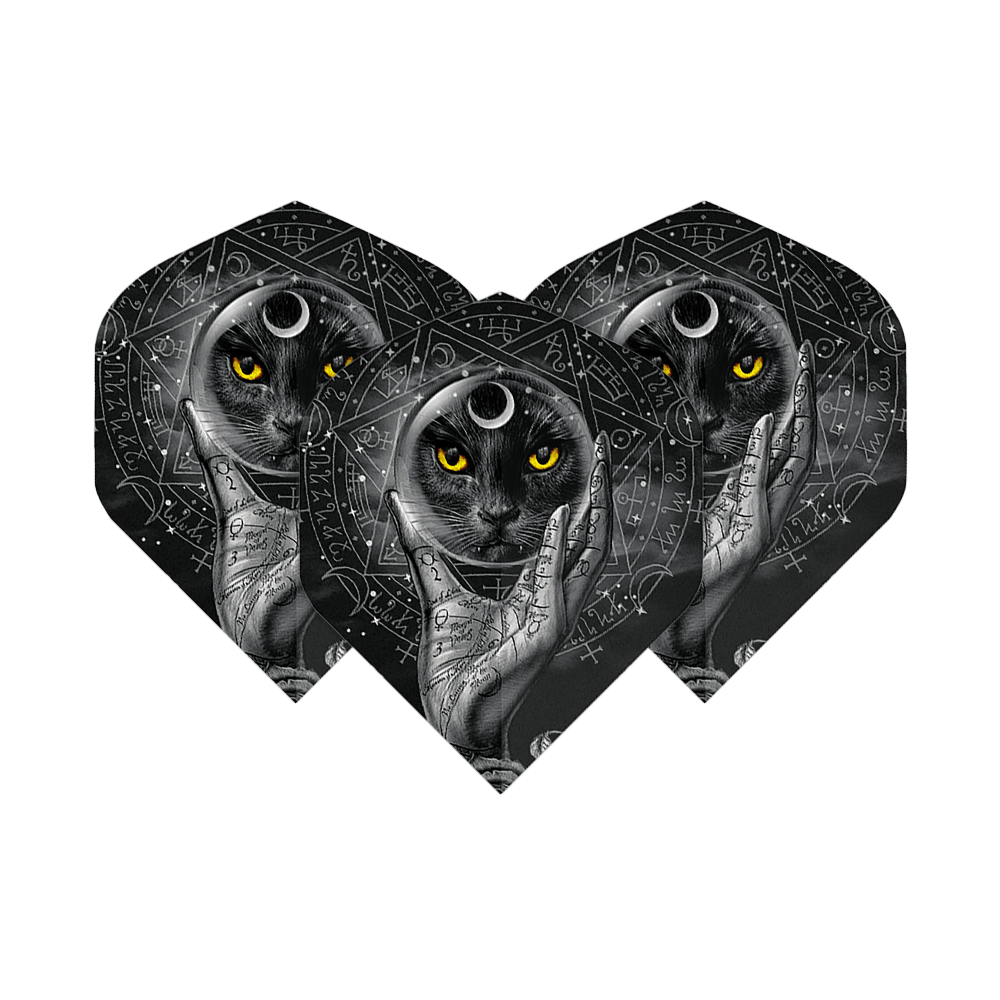 Alchemy Grimalkins Glass No2 Standard Flights Dieses Bild zeigt drei Dartflights mit einem mystischen Design. Darauf ist ein schwarzer Kater mit gelben Augen und einer kristallhaltenden Hand vor einem magischen Hintergrund abgebildet.