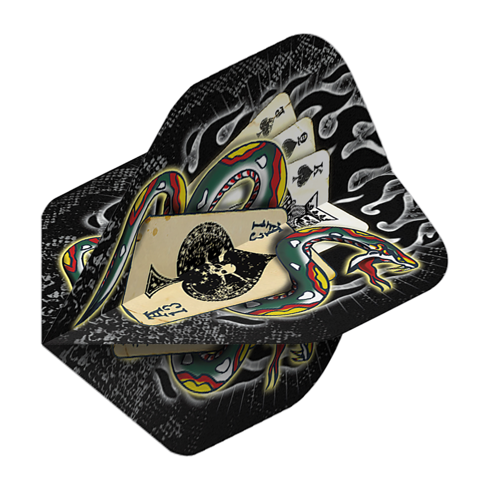 Standardní letky Alchemy Snake Of Spades No2 Das Bild zeigt die „Alchemy Snake Of Spades No2 Standard Flights“. Das Design zeigt eine bunte Schlange, die sich um Spielkarten windet, vor einem schwarzen Hintergrund mit Flammenmotiven.