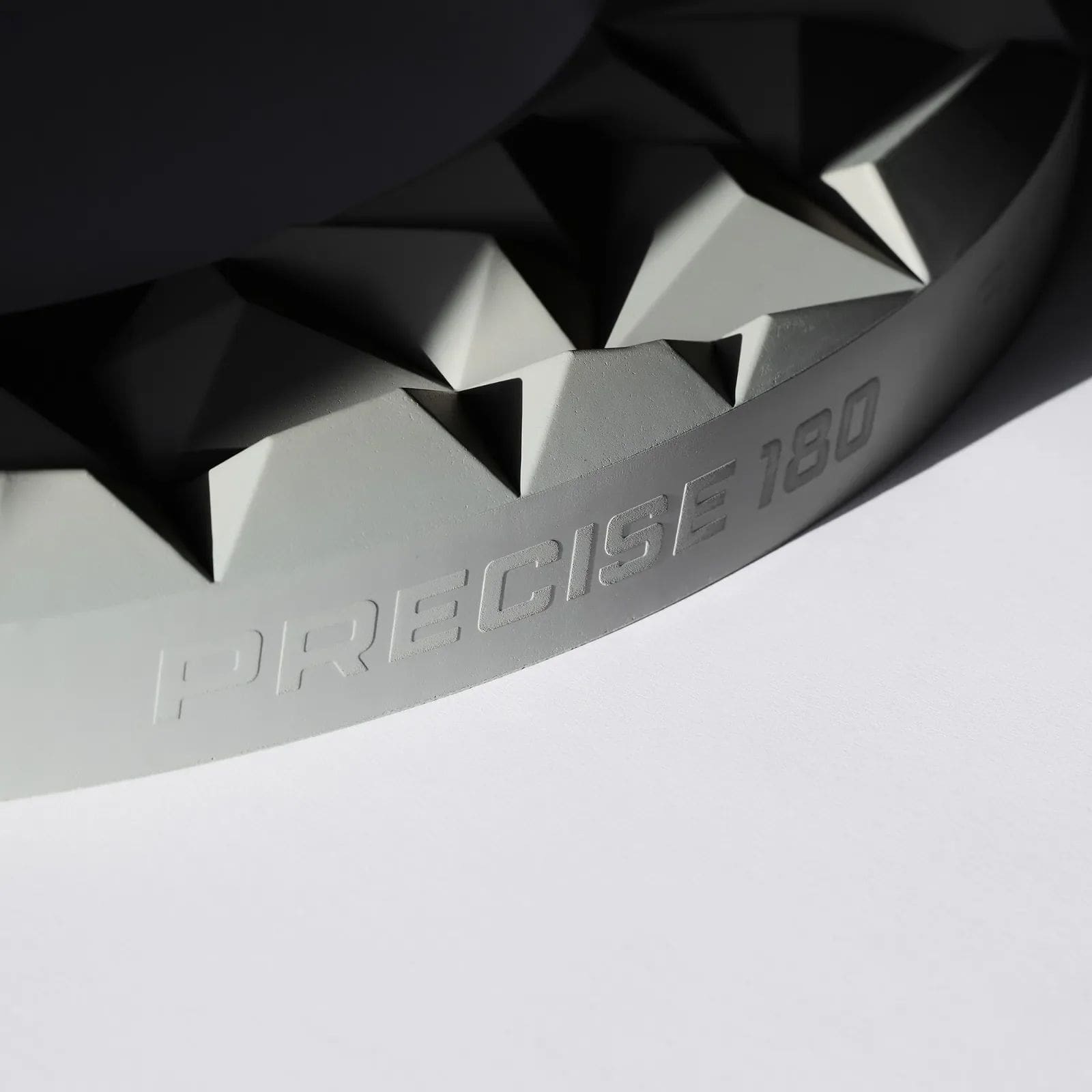 Tablero de dardos 3D Precise 180 Surround Subterra - Gris nórdico Abgebildet ist das Precise 180 3D Dartboard Surround Subterra in der Farbe Nordic Grey. Es dient als schützendes und dekoratives Element für Dartscheiben.