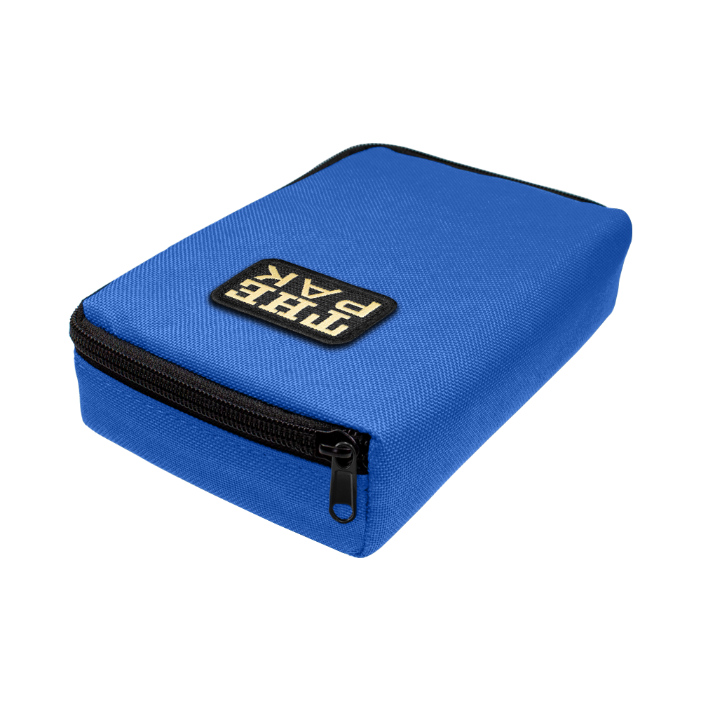 707TP_The_Pak_Dartcase_Blau_2 Das Bild zeigt ein blaues Etui mit einem schwarzen Reißverschluss. Auf der Oberseite befindet sich ein Patch mit der Aufschrift "THE PAK".
