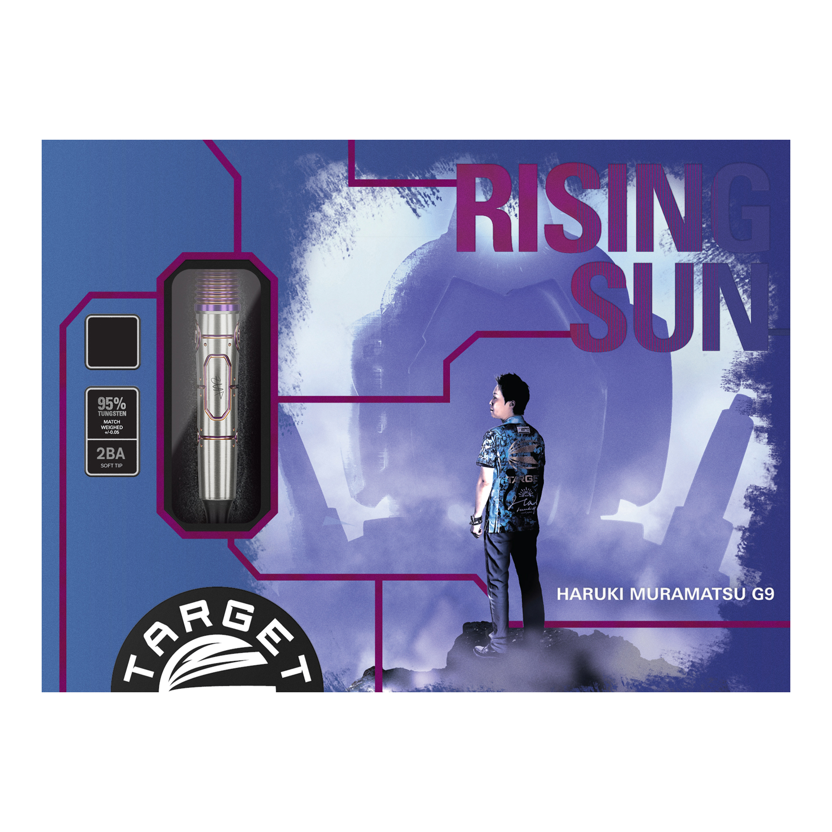 Dardos blandos Target Japan Haruki Muramatsu Rising Sun GEN9 2BA - 21,5 g Auf dem Bild ist die Verpackung der "Target Japan Haruki Muramatsu Rising Sun GEN9 2BA Softdarts - 21,5g" zu sehen. Rechts steht eine Person und im Hintergrund ist ein großes, stilisiertes Design mit dem Text "Rising Sun".