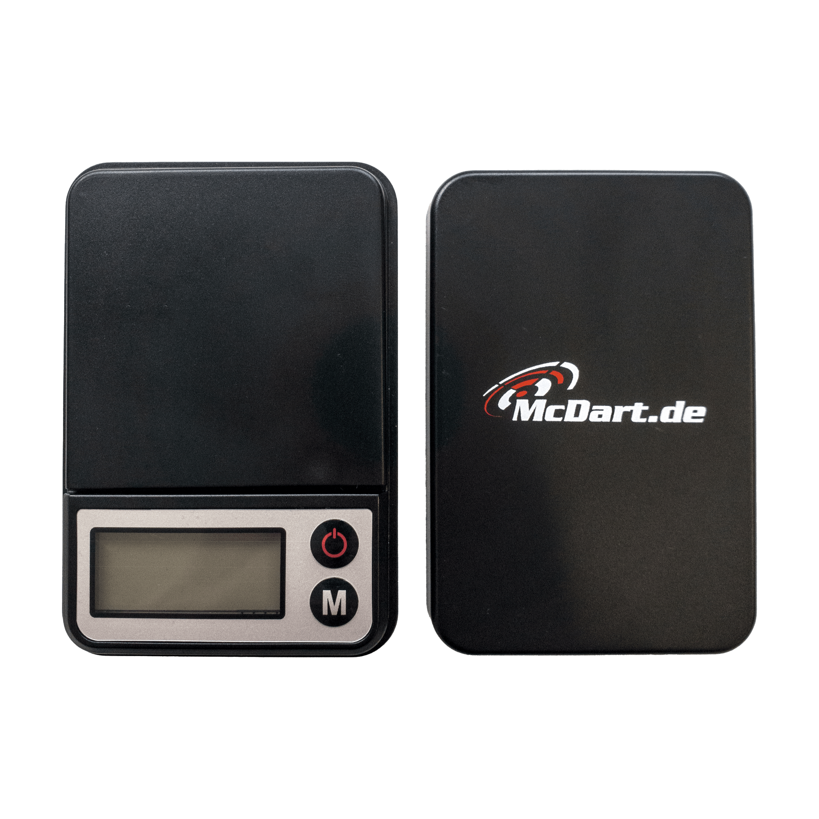 MCD19_McDart_Mini_Waage_3 Das Bild zeigt eine kleine digitale Waage mit dem Namen "McDart Mini Waage". Links ist die Waage mit Display und Tasten zu sehen, rechts die Abdeckung mit dem Aufdruck "McDart.de".
