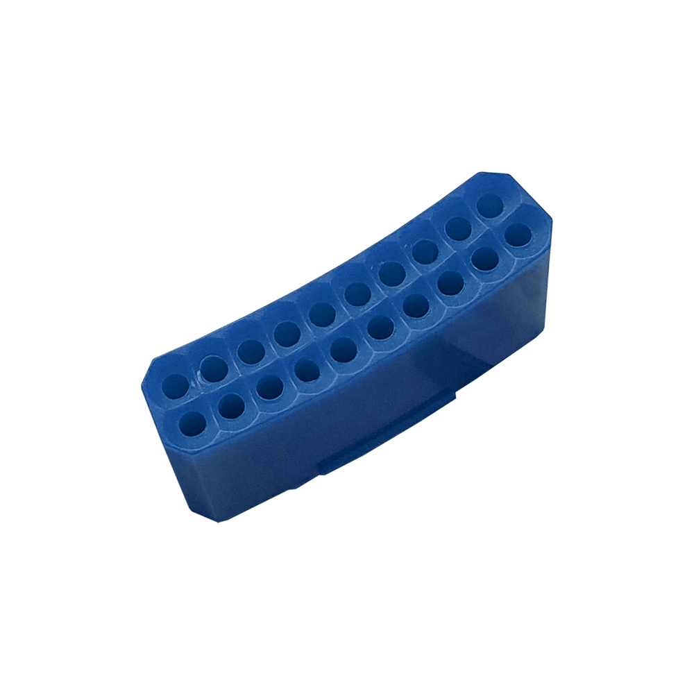 GRN0156_Granboard_132_Ersatzfelder_Triple_Blau_2 Das Bild zeigt ein blaues Ersatzfeld für das Granboard 132. Es hat mehrere runde Öffnungen in zwei Reihen angeordnet.