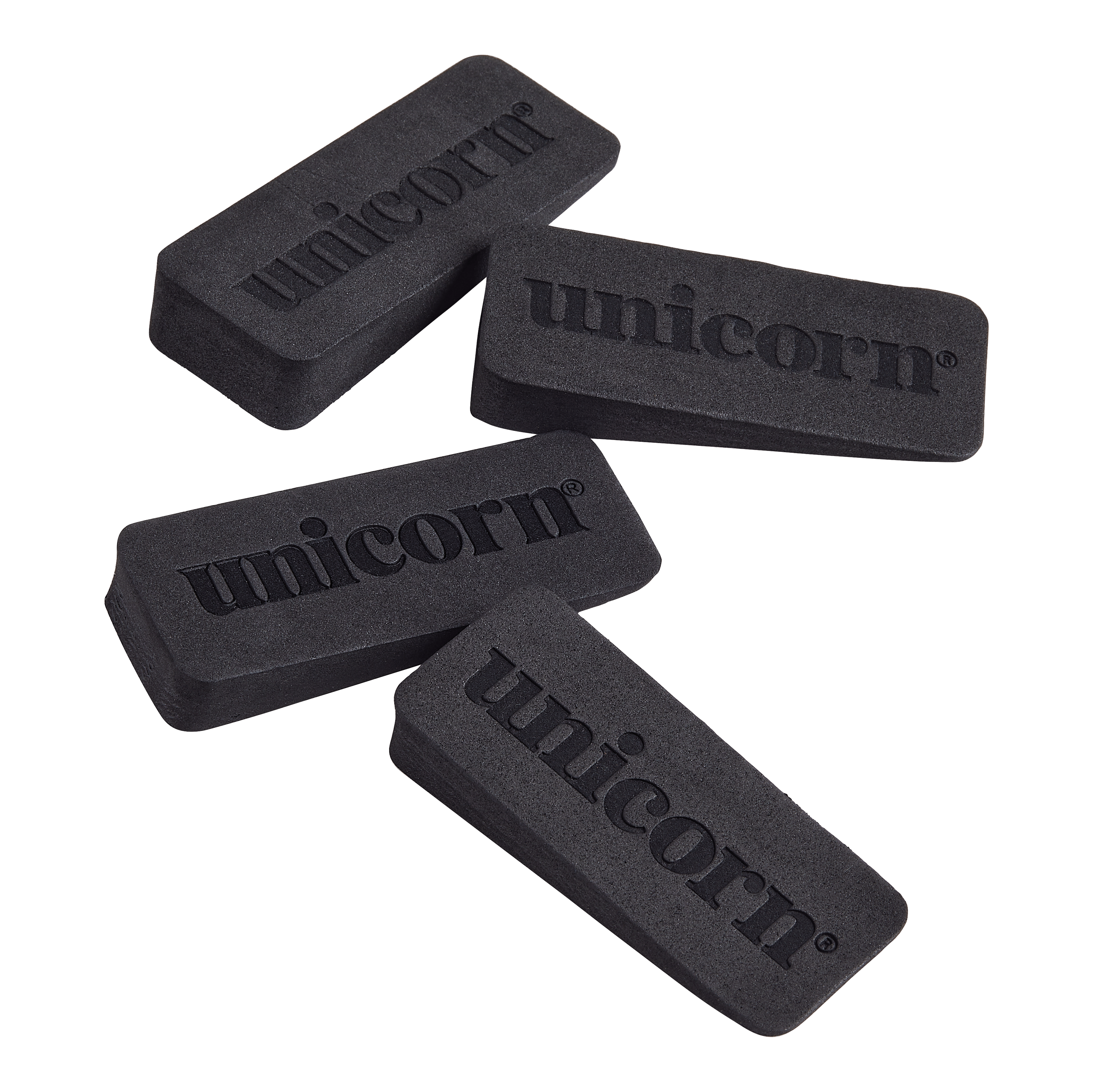 Unicorn Dartboard Wedges Keile Auf dem Bild sind vier schwarze Keile mit dem Aufdruck "unicorn" zu sehen. Es handelt sich um Dartboard-Wedges, die zum Ausgleichen und Befestigen einer Dartscheibe verwendet werden.