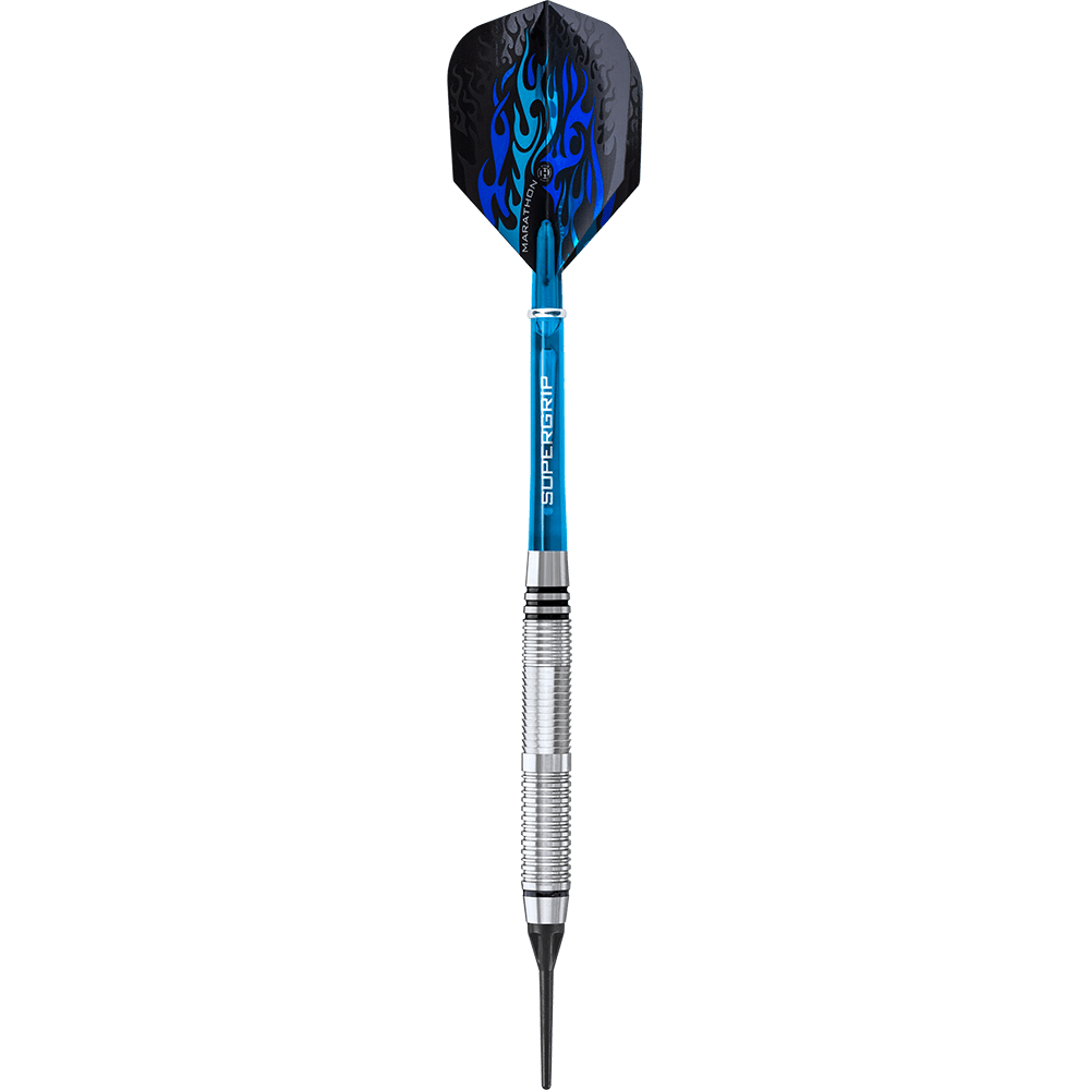 HA13968-B_Harrows_Blaze_Style_B_Softdarts_1z0hn8d3c1L38s Der abgebildete Dart ist der "Harrows Blaze Style B Softdarts - 18g". Er hat einen silbernen Schaft, ein blaues Griffstück und ein schwarzes Flight mit blauen Flammen.