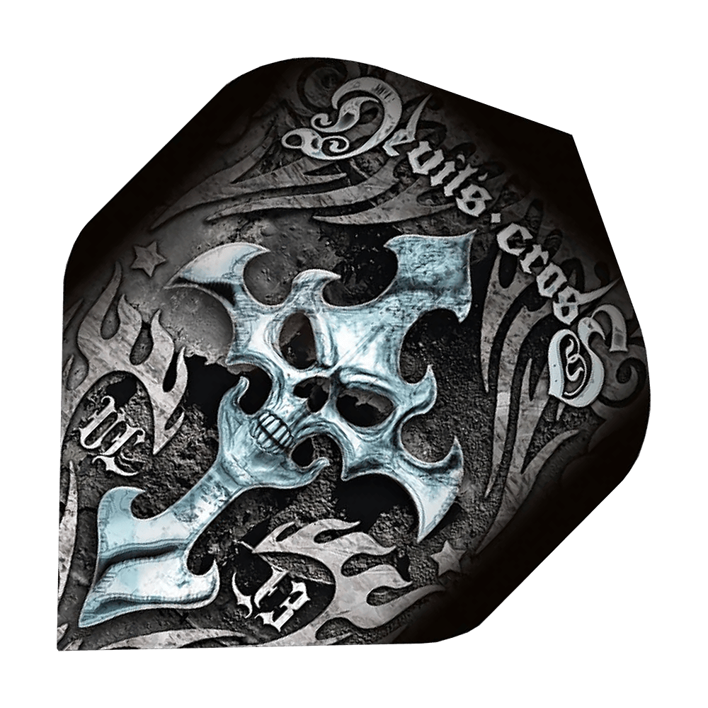 ALC1_Alchemy_Devils_Cross_Standard_Flights_1 Das Bild zeigt ein Dart-Flight mit einem Totenkopf-Kreuz-Design und dem Schriftzug "Devils cross". Die Farben sind hauptsächlich schwarz, grau und silber, was dem Flight einen düsteren Look verleiht.