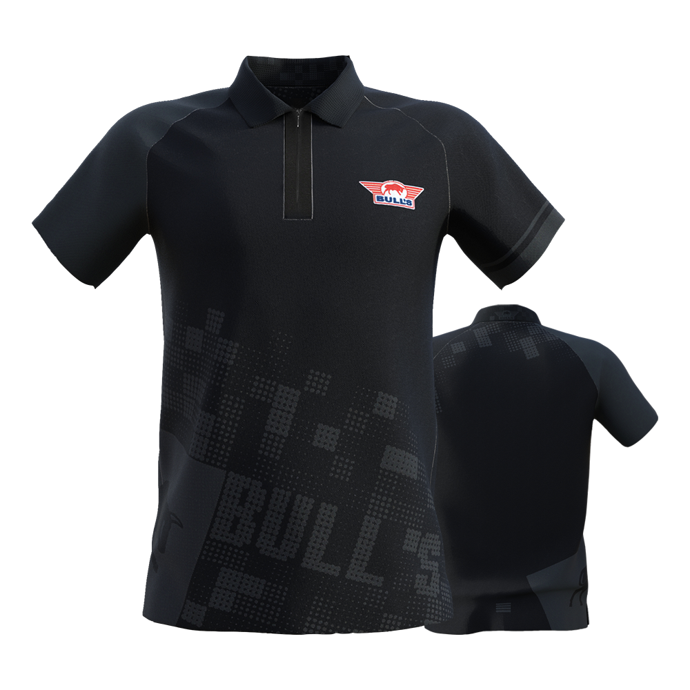 BU69610_BullsNL_Plain_Black_Dart_Poloshirt_0 Das Bild zeigt das "Bulls NL Plain Black Dart Poloshirt" in schwarzer Farbe mit einem dezenten Muster. Auf der Vorderseite befindet sich ein kleines Bulls-Logo auf der linken Brust.