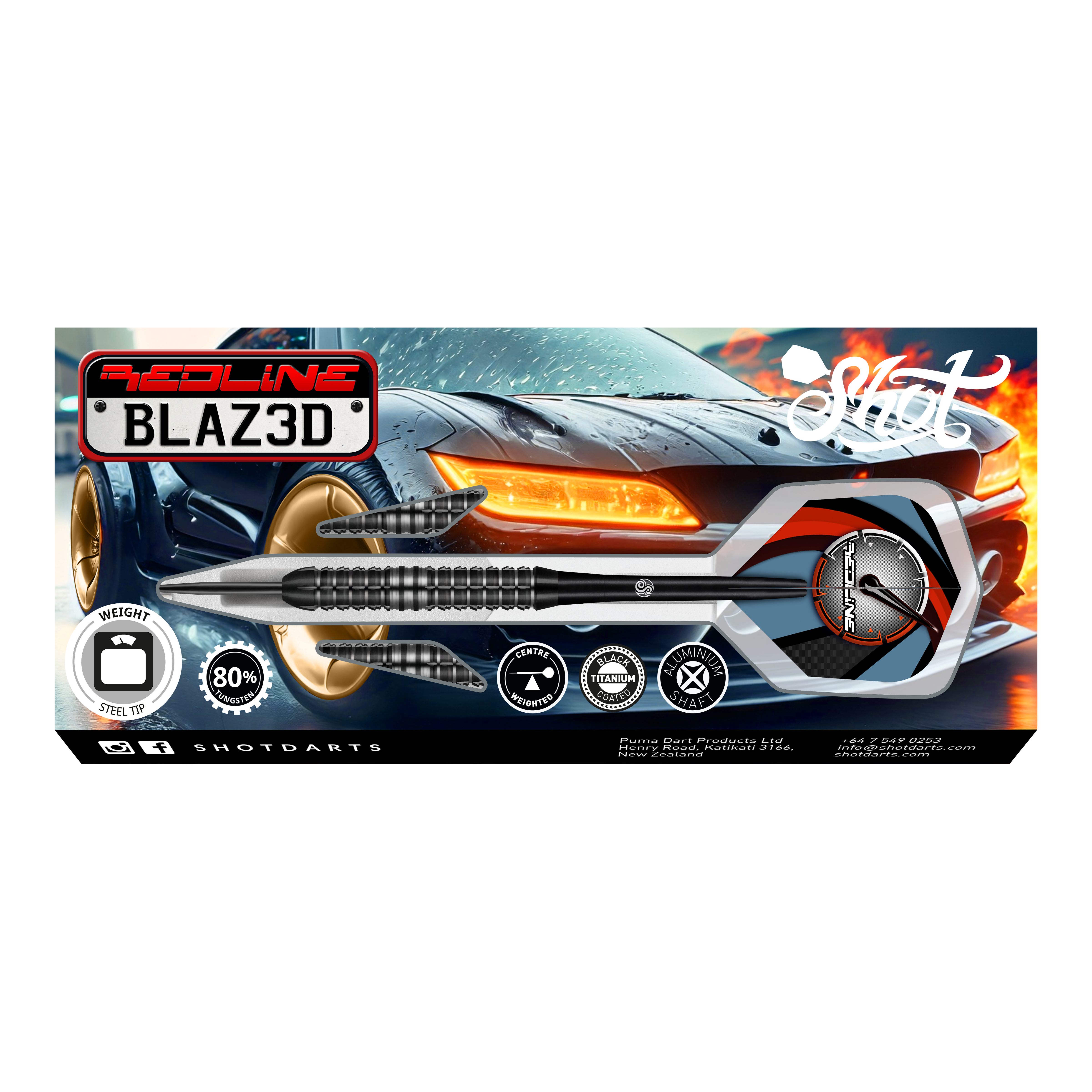 Dardos de acero Shot Redline Blazed Das Bild zeigt die Verpackung der "Shot Redline Blazed Steeldarts" vor einem sportlichen Auto mit leuchtenden Scheinwerfern. Auf der Verpackung sind die Darts sowie verschiedene Produktsymbole und Informationen sichtbar.