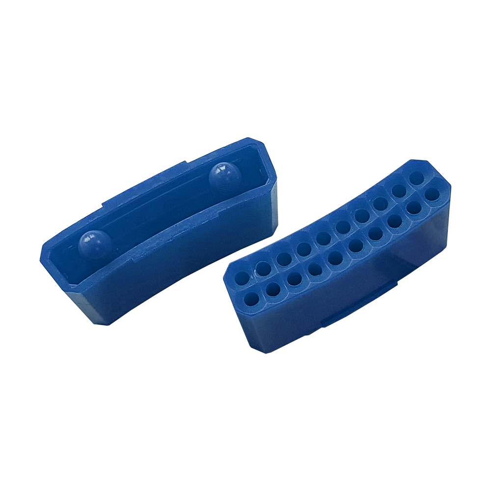 Das Bild zeigt zwei blaue Ersatzfelder für das Produkt "Granboard 132". Eines der Felder hat kleine Löcher, das andere eine glatte Oberfläche mit zwei runden Erhebungen.