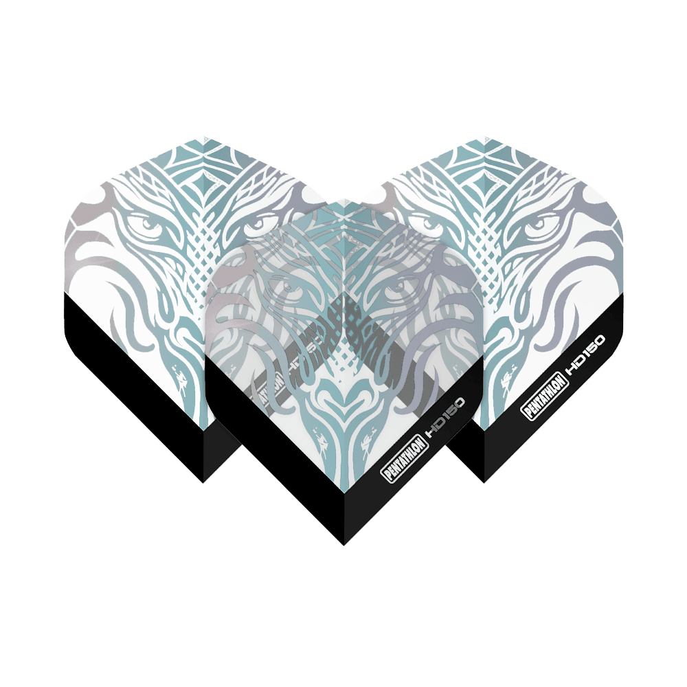 Pentathlon HD150 Metalicky čiré standardní letky Das Bild zeigt die Pentathlon HD150 Metallic Clear Standard Flights mit einem stilisierten, tierischen Gesichtsmuster. Die Flights sind größtenteils durchsichtig mit silbernen und metallischen Akzenten sowie schwarzem Rand unten.