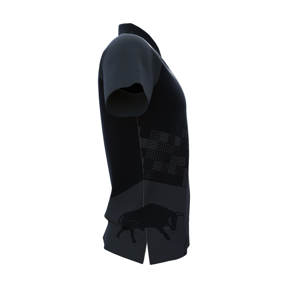 BU69610_BullsNL_Plain_Black_Dart_Poloshirt_4 Das Bild zeigt ein schwarzes Dart-Poloshirt mit kurzem Ärmel. Auf der unteren Seite befindet sich ein stilisiertes Stier-Motiv.