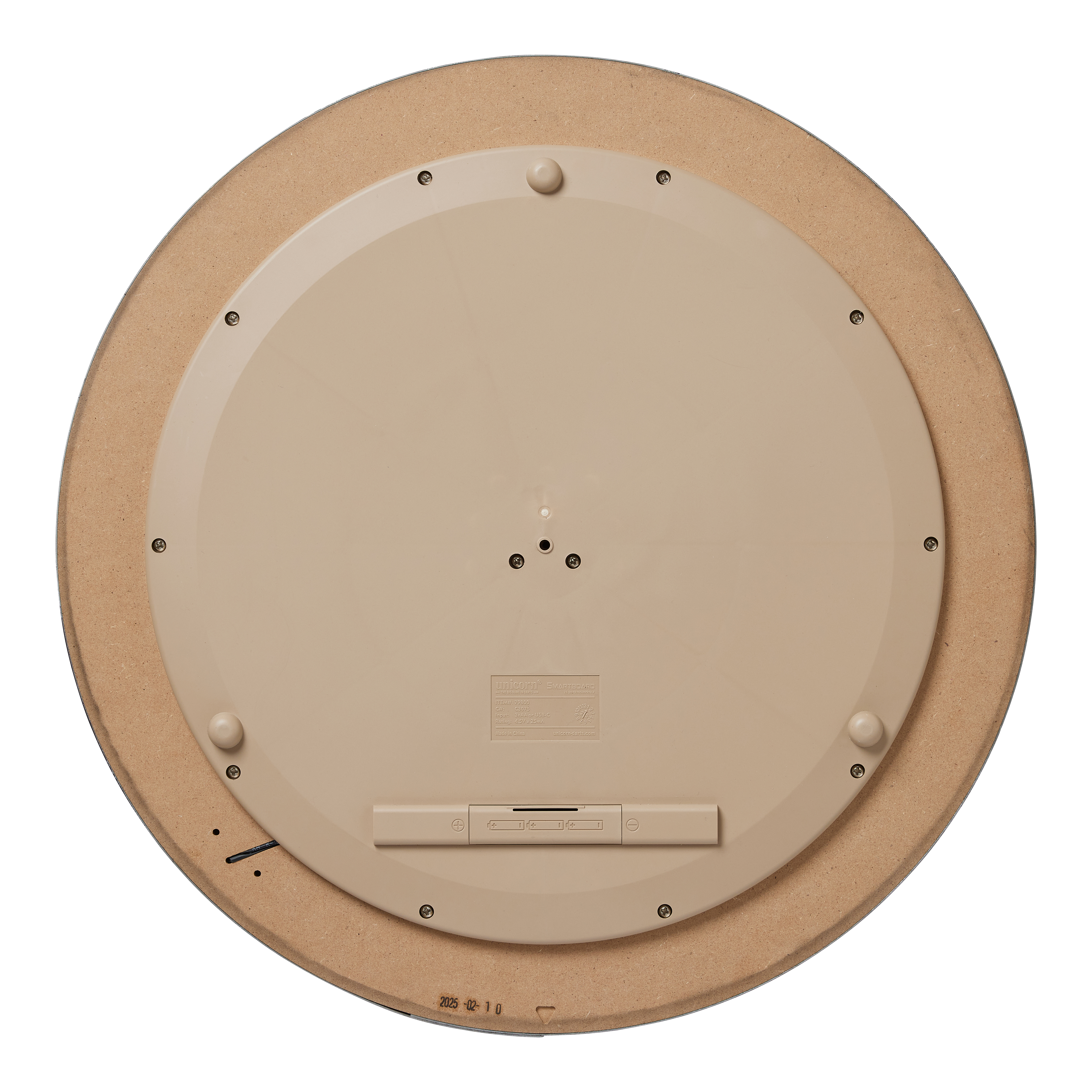 Unicorn Eclipse Smartboard Steeldartboard Dies ist die Rückseite des Unicorn Eclipse Smartboard Steeldartboards. Sie zeigt eine kreisförmige, beige Kunststoffabdeckung mit mehreren Schrauben und einem Batteriefach.