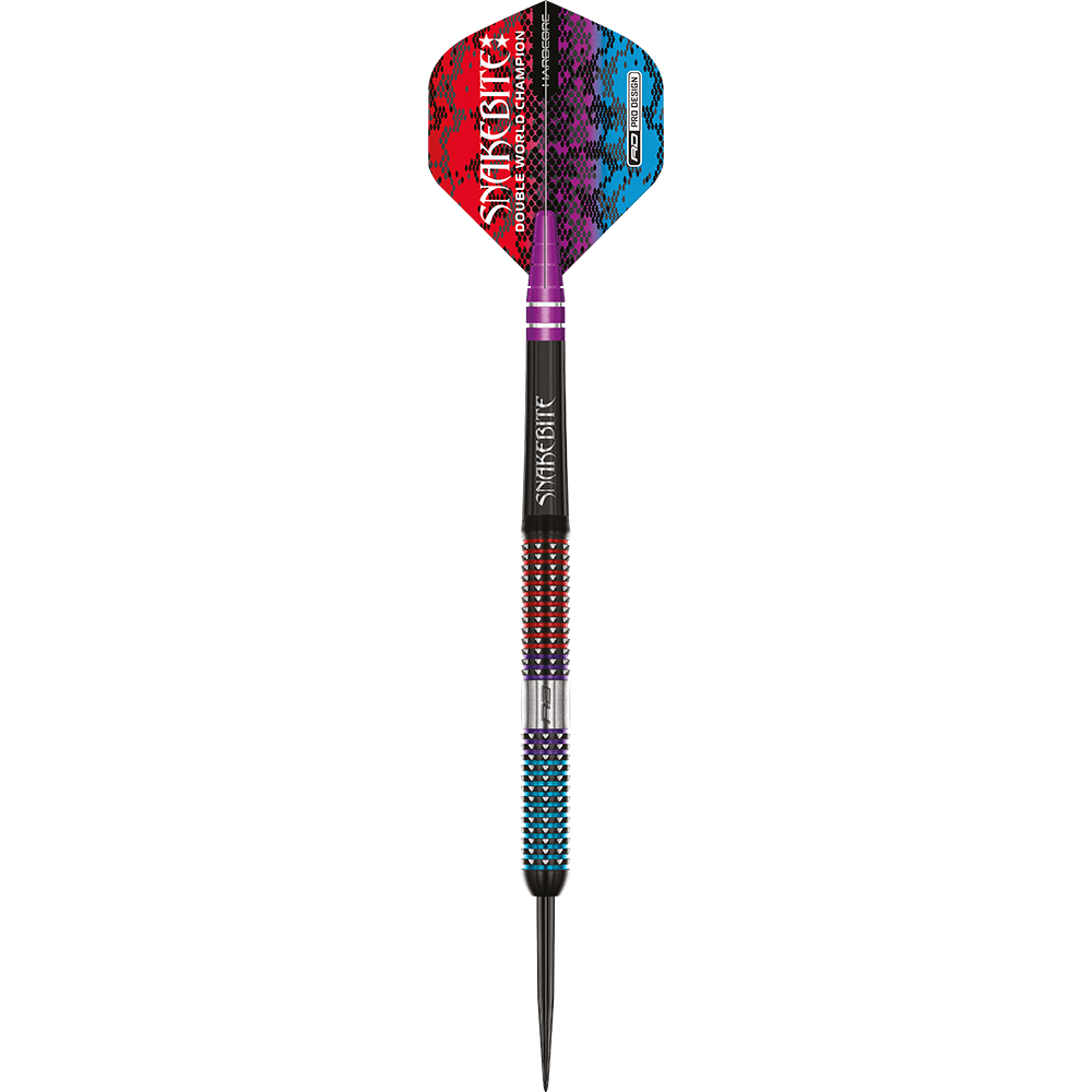 RD2550_Red_Dragon_Peter_Wright_Snakebite_Spirit_Steeldarts_1ByQKcje84u67n Das Bild zeigt einen bunten Steeldartpfeil mit der Aufschrift "Snakebite" auf dem Flight. Der Pfeil hat ein auffälliges Design in Rot, Blau, Lila und Schwarz.