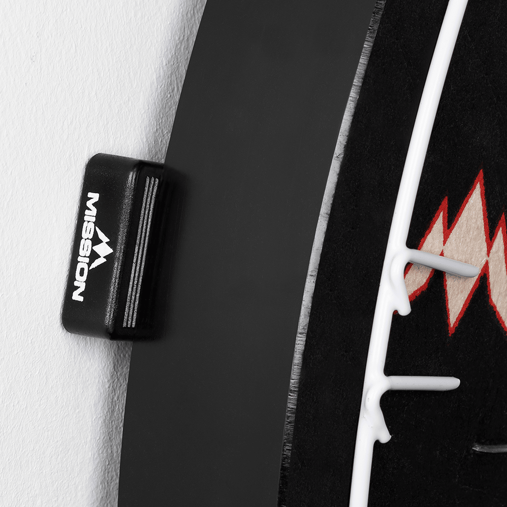 Mission Dartboard Wedges Abstandshalter (8er-Set) Das Bild zeigt einen Abstandshalter der Marke Mission, der an einem Dartboard befestigt ist. Der Abstandshalter sorgt dafür, dass das Dartboard gleichmäßig von der Wand absteht.