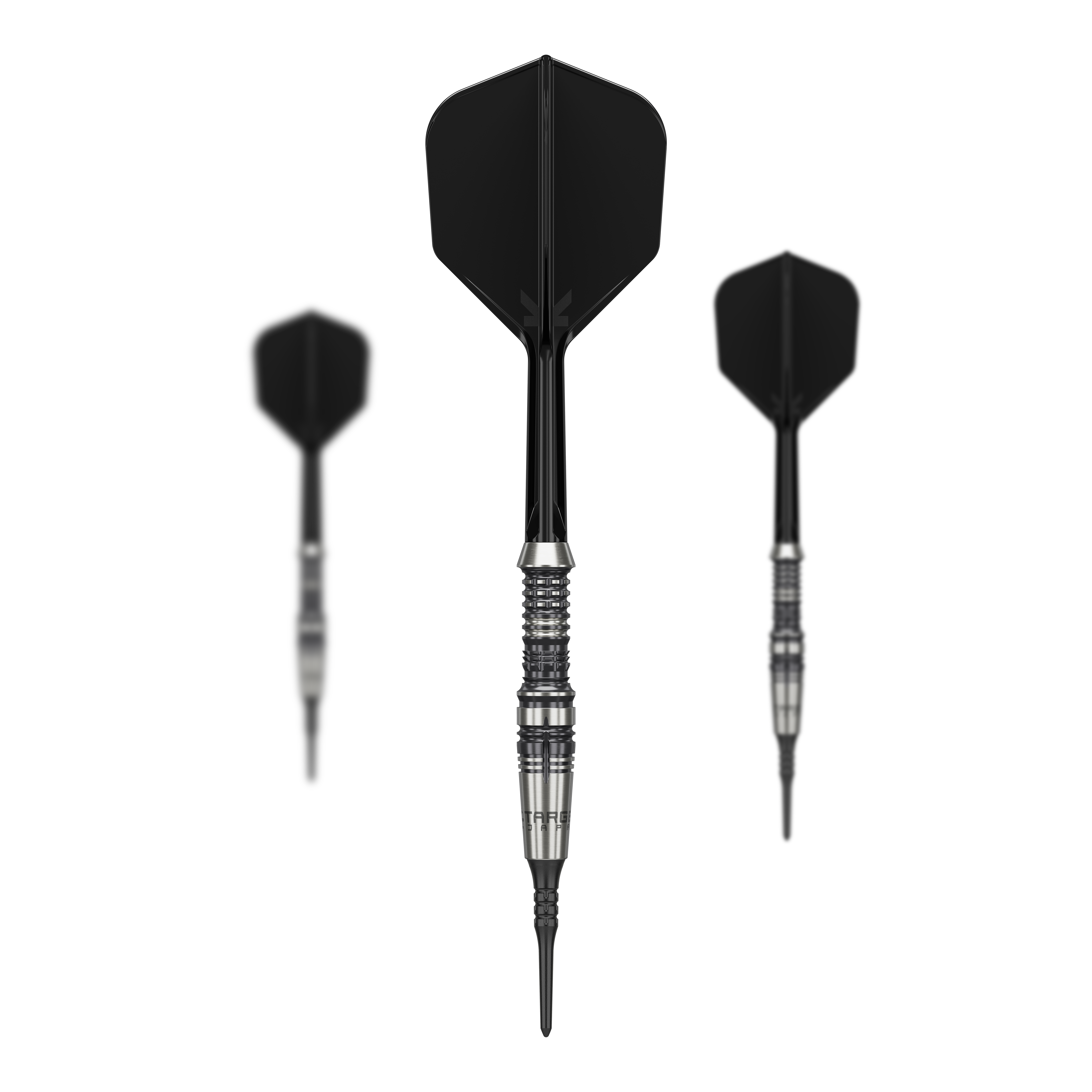 Dardos blandos Target Japan Black Marque Heracles - 18 g Das Bild zeigt drei schwarze Softdarts der Marke "Target Japan Black Marque Heracles - 18g". Der mittlere Dart ist zentral und scharf abgebildet, während die beiden anderen im Hintergrund unscharf sind.