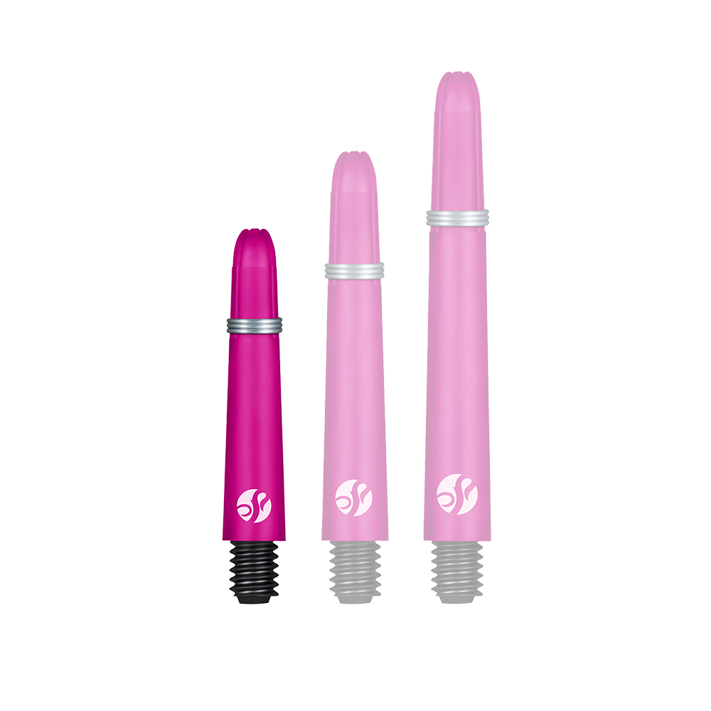 Shot Koi Carbon Shafts - Pink Das Bild zeigt drei pinkfarbene Dartschäfte in unterschiedlichen Längen. Jeder Schaft hat ein silbernes Band und ein weißes Logo am unteren Ende.