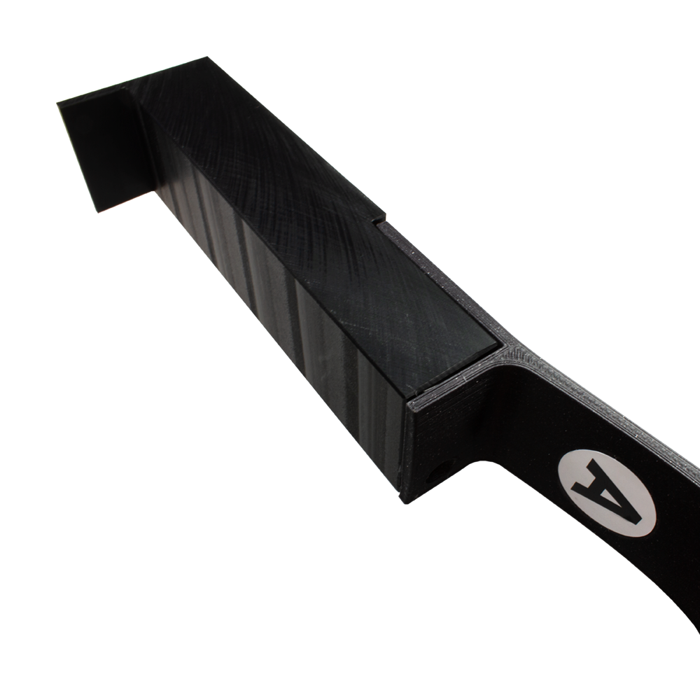 MC_Scolia_Abstandshalter_zur_Wandmontage_3 Das Bild zeigt einen schwarzen Abstandshalter zur Wandmontage für das Scolia Home 1. Das Produkt hat eine eckige Form und trägt ein weißes Logo an der Seite.