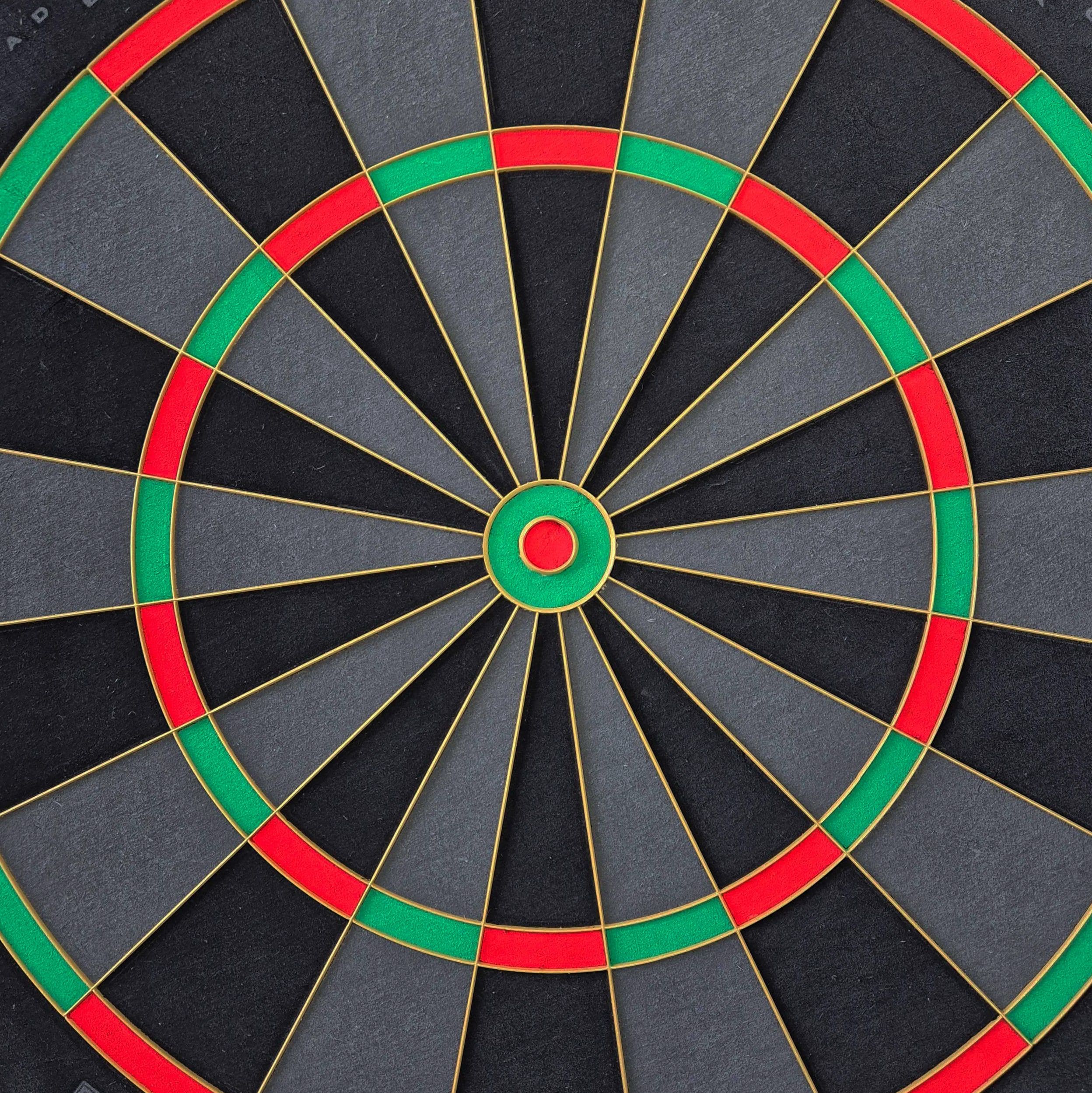 Diana de dardos de acero Bulls NL Advantage Black Edition Auf dieser Abbildung ist das BullsNL Advantage Black Edition Steeldartboard zu sehen. Es wird aus einer anderen Perspektive gezeigt.