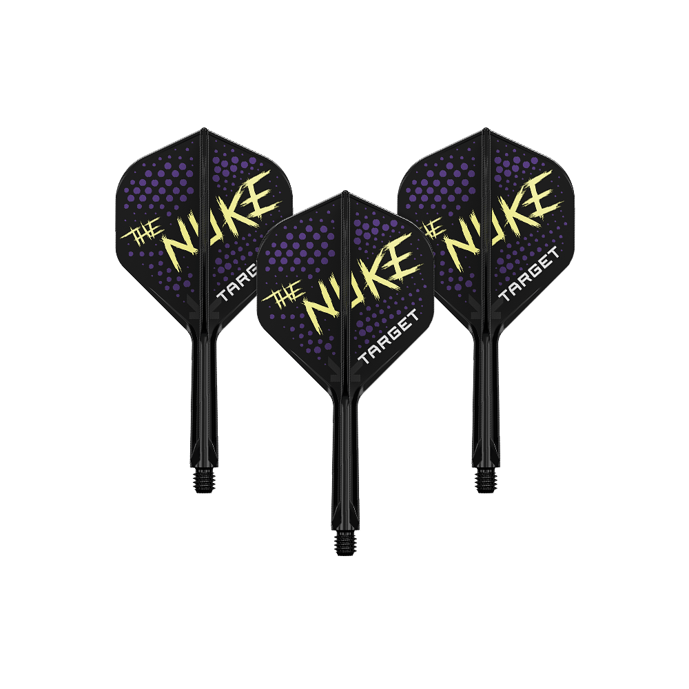 Système de vol standard Target K-Flex Luke Littler Black No2 Auf dem Bild sind drei schwarze Dartflights mit dem Schriftzug „The Nuke“ in gelber Farbe zu sehen. Die Flights haben außerdem violette Punkte und den Markennamen „Target“ in weiß.