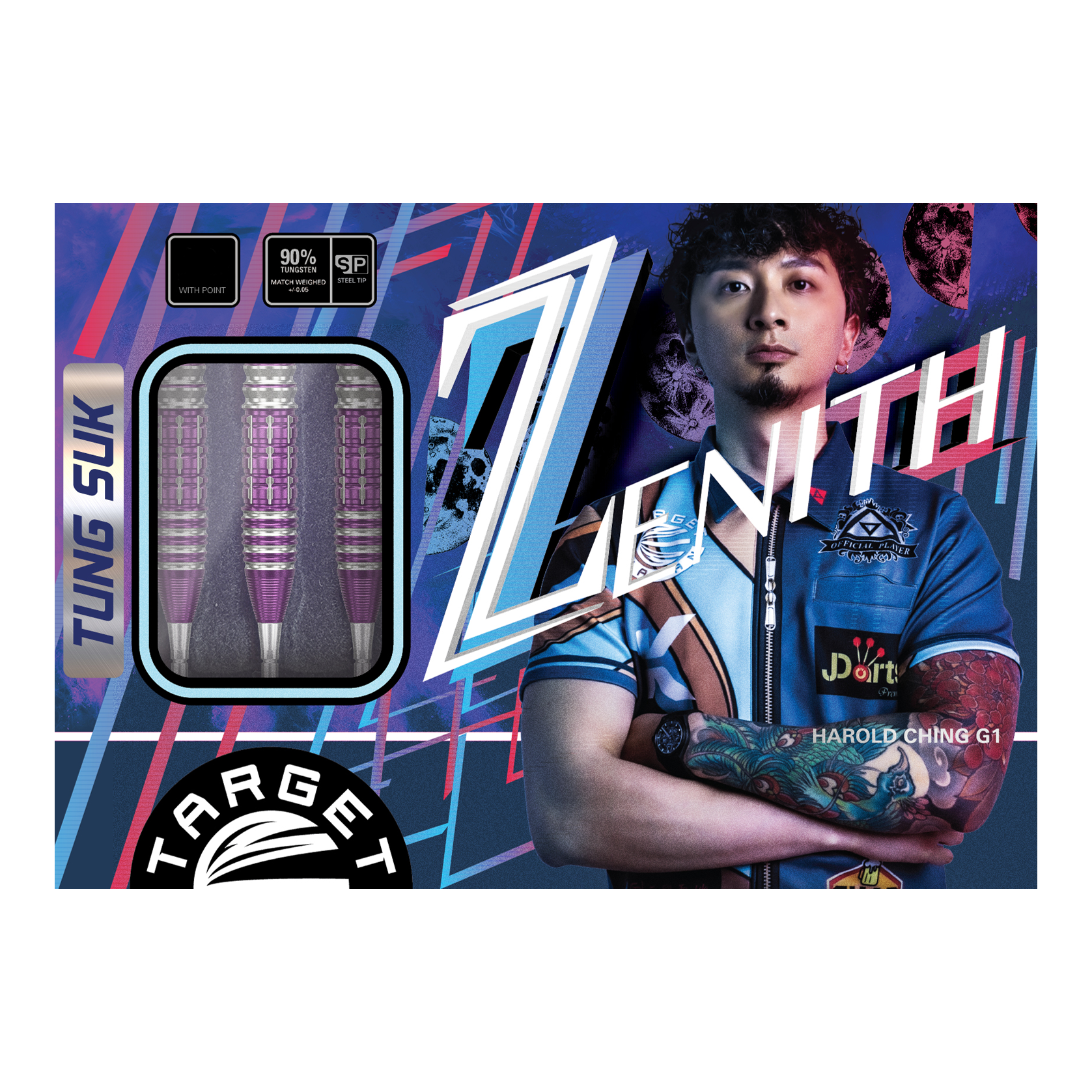 Fléchettes en acier Target Japan Prime Series Tung Suk Zenith GEN1 Swiss Point - 23 g Auf dem Bild ist die Verpackung der "Target Japan Prime Series Tung Suk Zenith GEN1 Swiss Point Steeldarts - 23g" zu sehen. Links sieht man drei Darts, rechts steht ein Mann mit verschränkten Armen vor einem bunten Hintergrund.