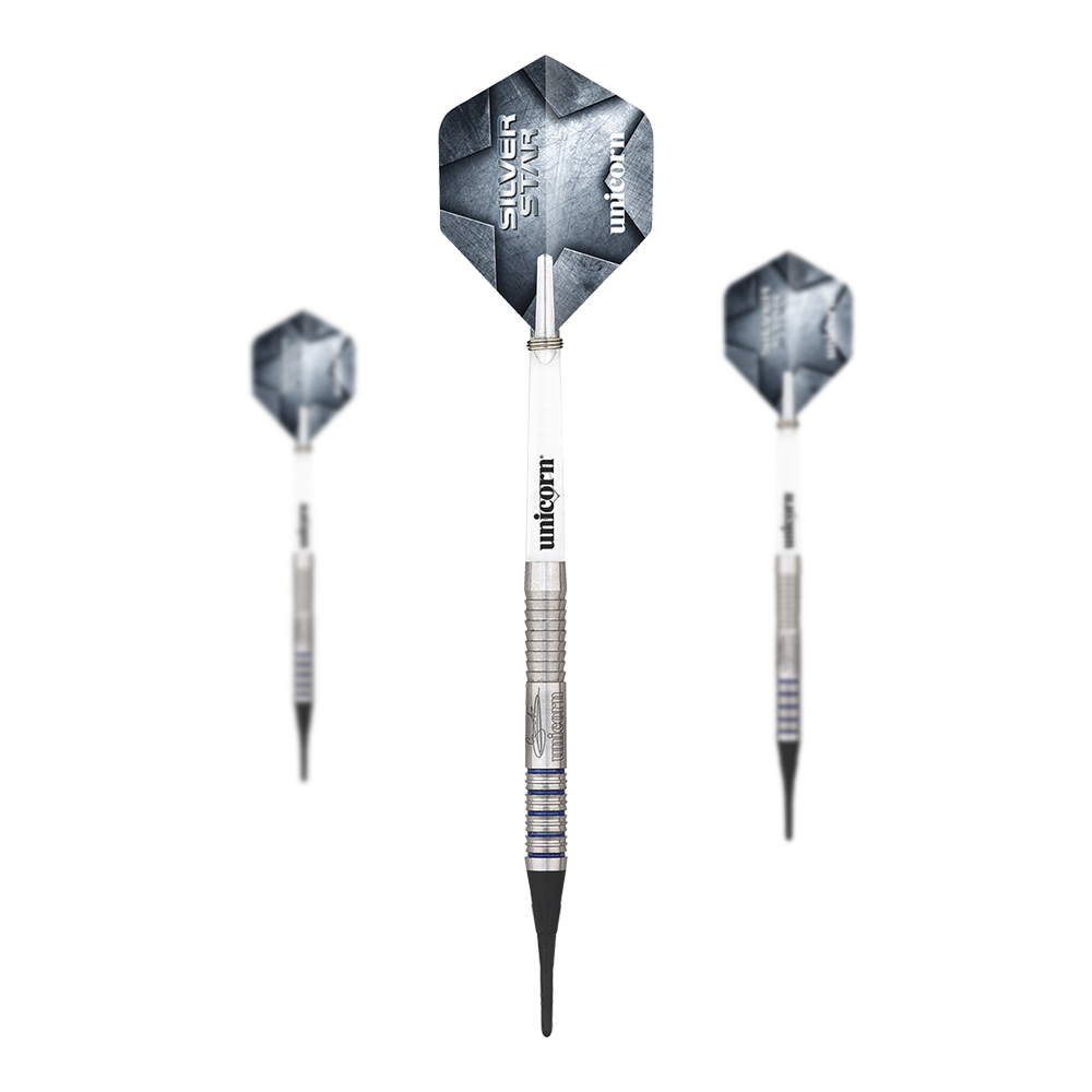 Unicorn Silver Star Var.2 Gary Anderson Softdarts Das Bild zeigt drei Softdarts des Modells "Unicorn Silver Star Var.2 Gary Anderson". Die Darts haben silberne Spitzen, einen geriffelten Schaft und blaue Akzente auf dem Barrel.