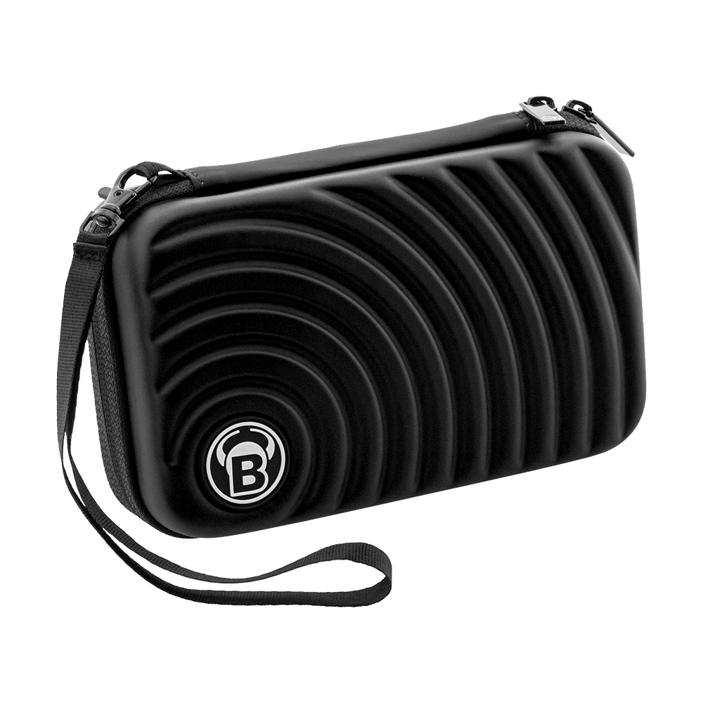66381_Bulls_Orbis_XL_Dartcase_Black_1ahZ83jkLetnCI Die Abbildung zeigt das Produkt "Bulls Orbis XL Dartcase". Das Etui ist schwarz, hat ein wellenförmiges Design und einen Tragegurt.