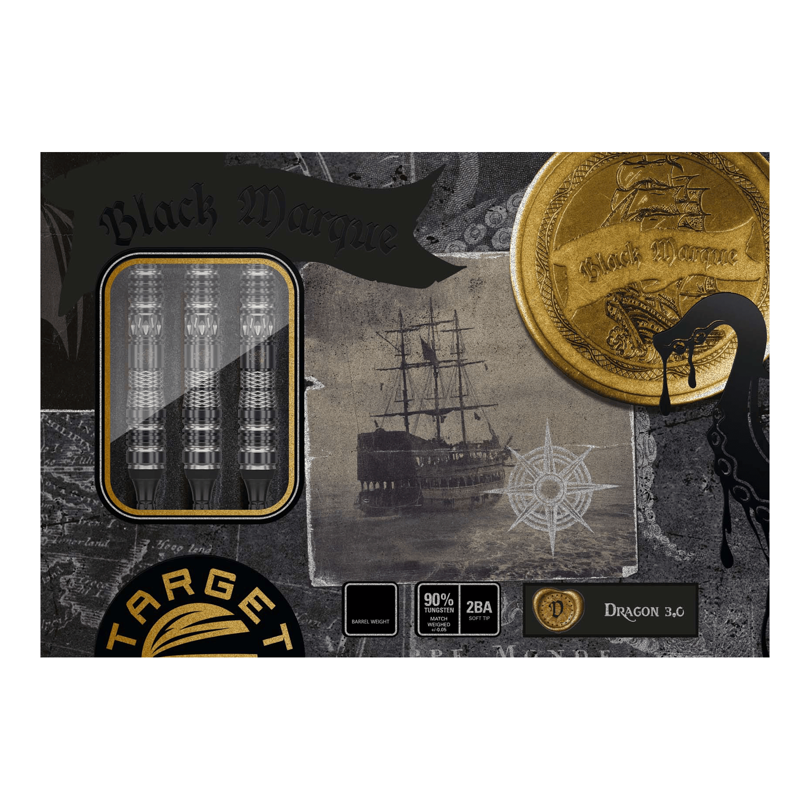 Dardos blandos Target Japan Black Marque Dragon 3 - 18 g Das Bild zeigt die Verpackung der "Target Japan Black Marque Dragon 3 Softdarts - 18g". Auf der Box sind drei Darts, ein altes Schiff und eine goldene Münze abgebildet.